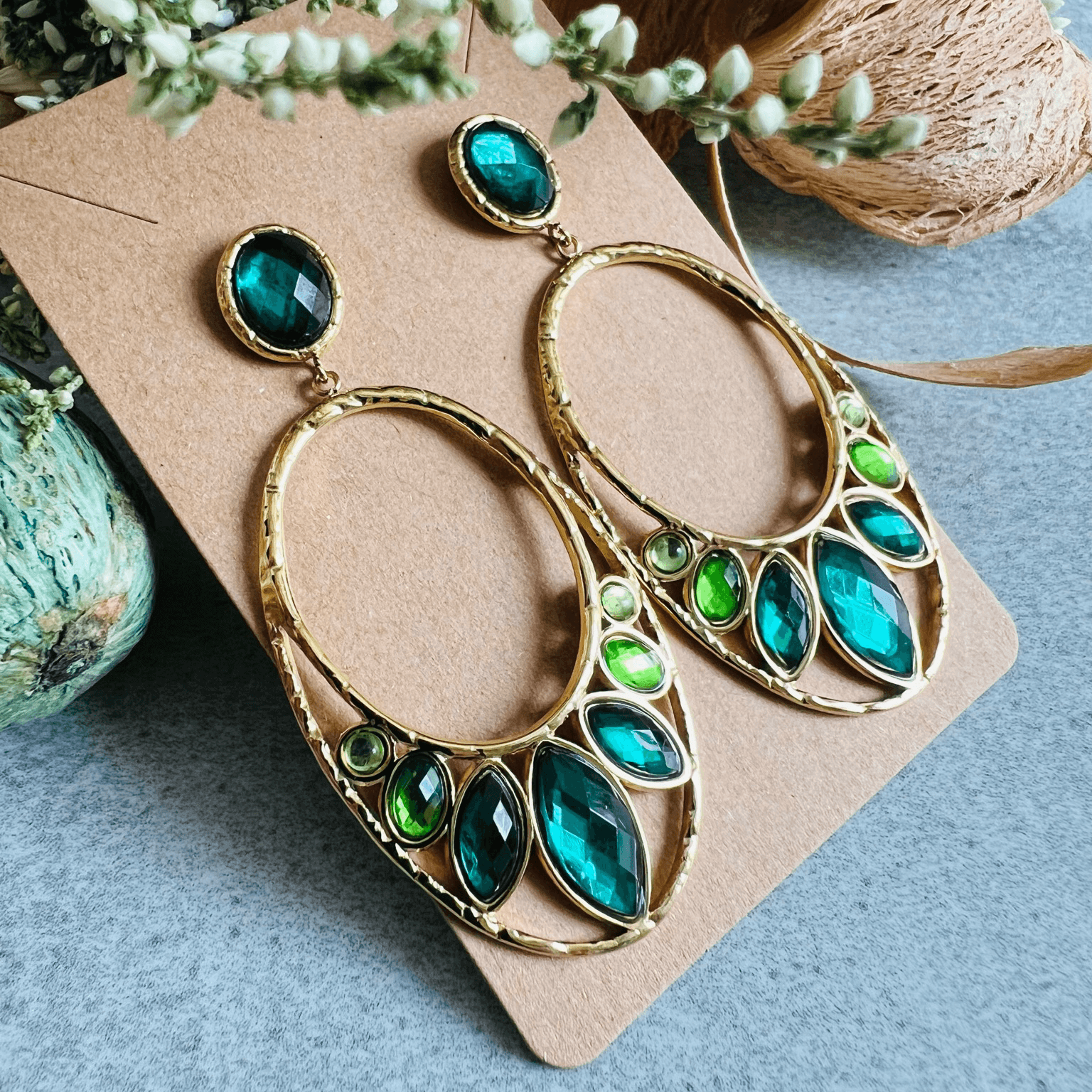 Boucles d’oreilles chic CENDRINE ovales dorés cabochons brillants nuances de vert - Créations Uniques