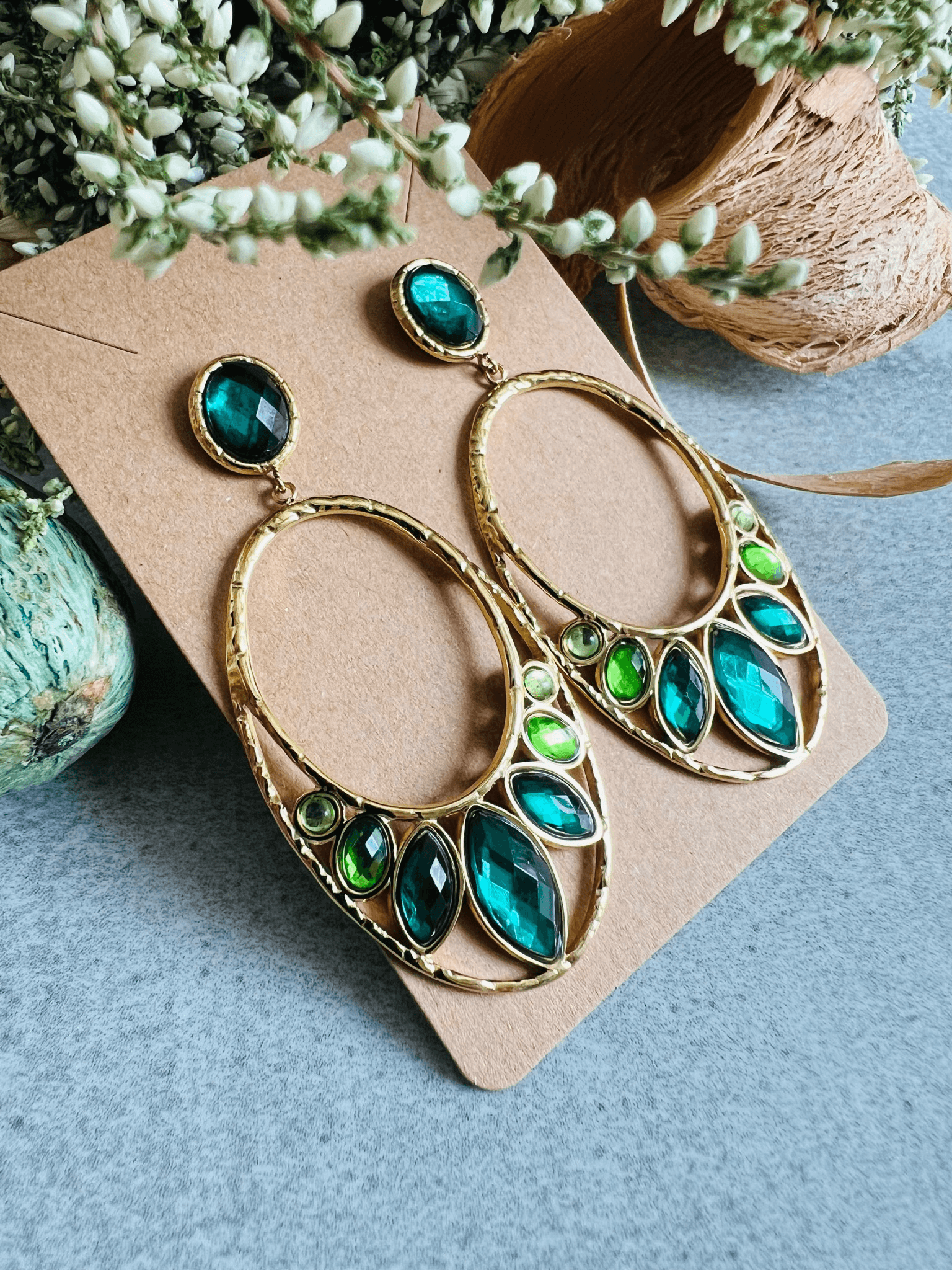 Boucles d’oreilles chic CENDRINE ovales dorés cabochons brillants nuances de vert - Créations Uniques