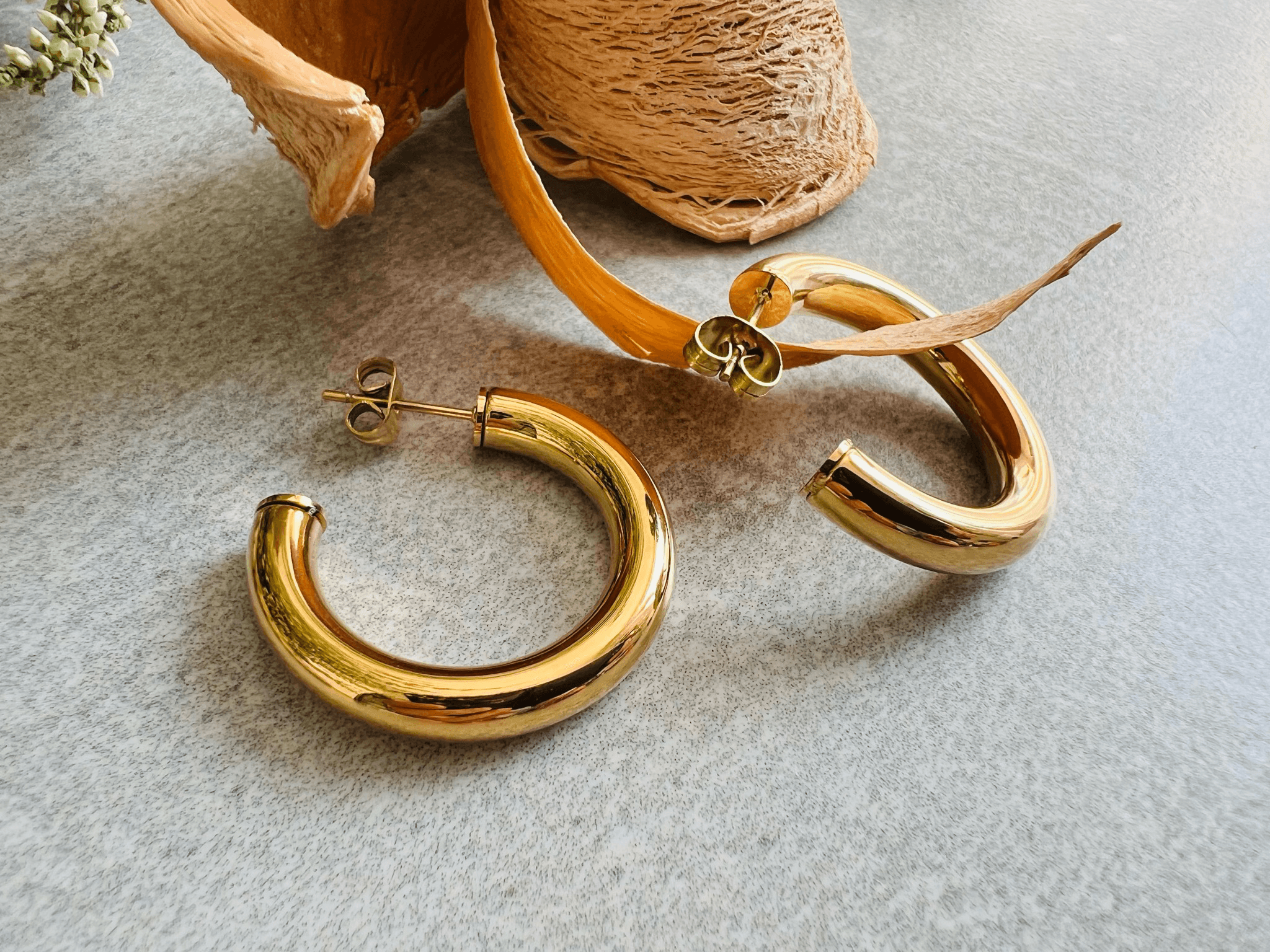 Boucles d’oreilles CLARENCE petites créoles dorées - Créations Uniques