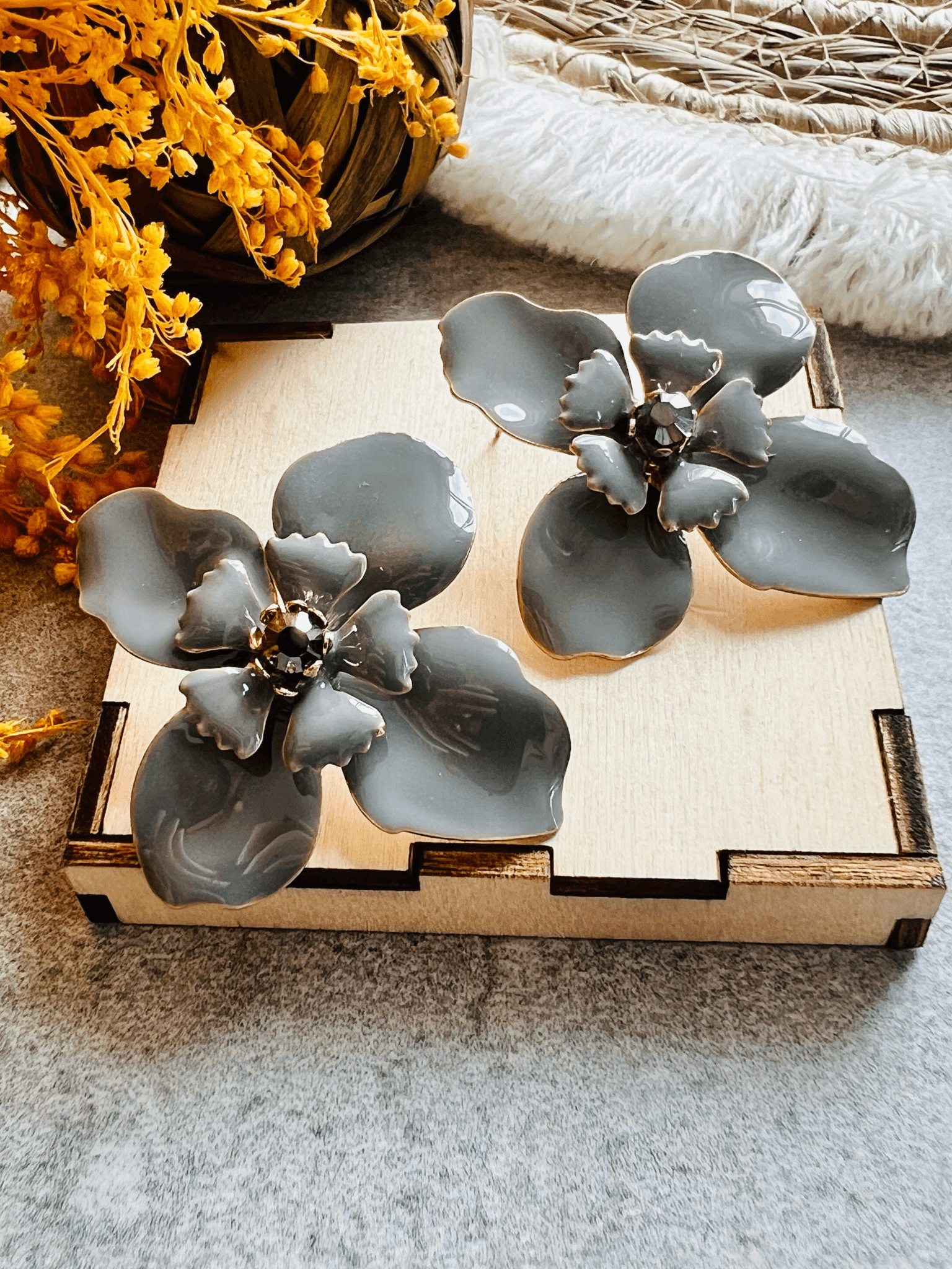 Boucles d’oreilles MARCELLE fleurs grises chic - Créations Uniques