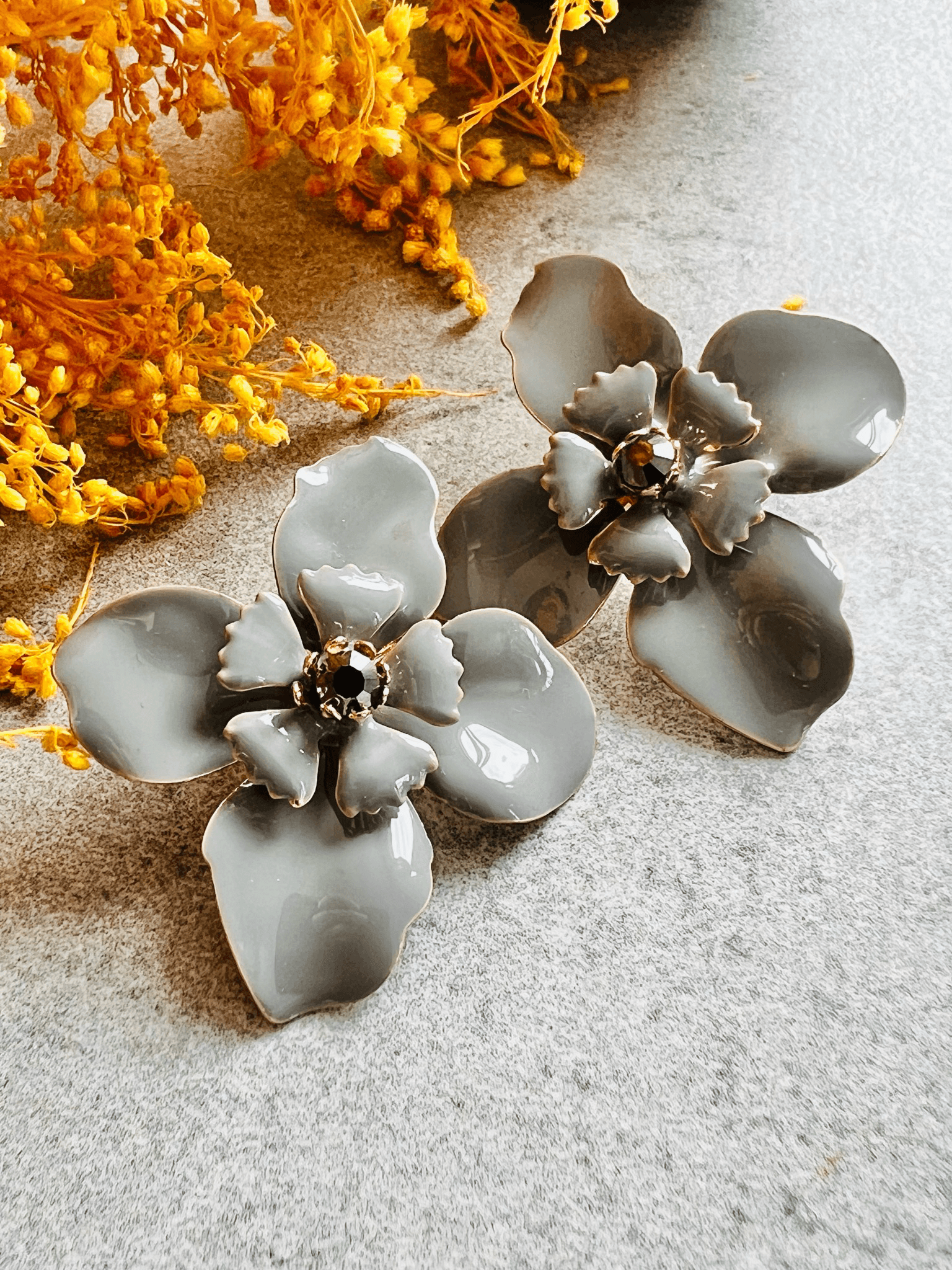 Boucles d’oreilles MARCELLE fleurs grises chic - Créations Uniques