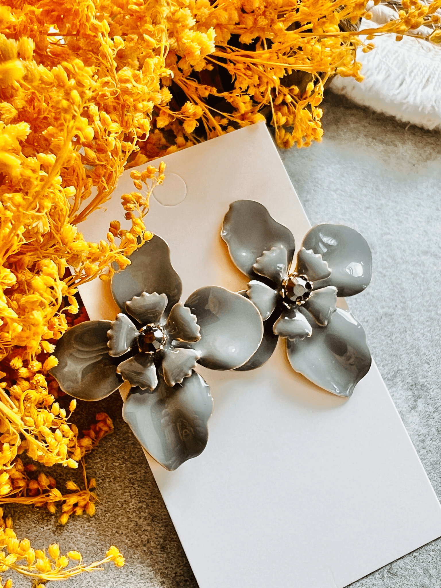 Boucles d’oreilles MARCELLE fleurs grises chic - Créations Uniques