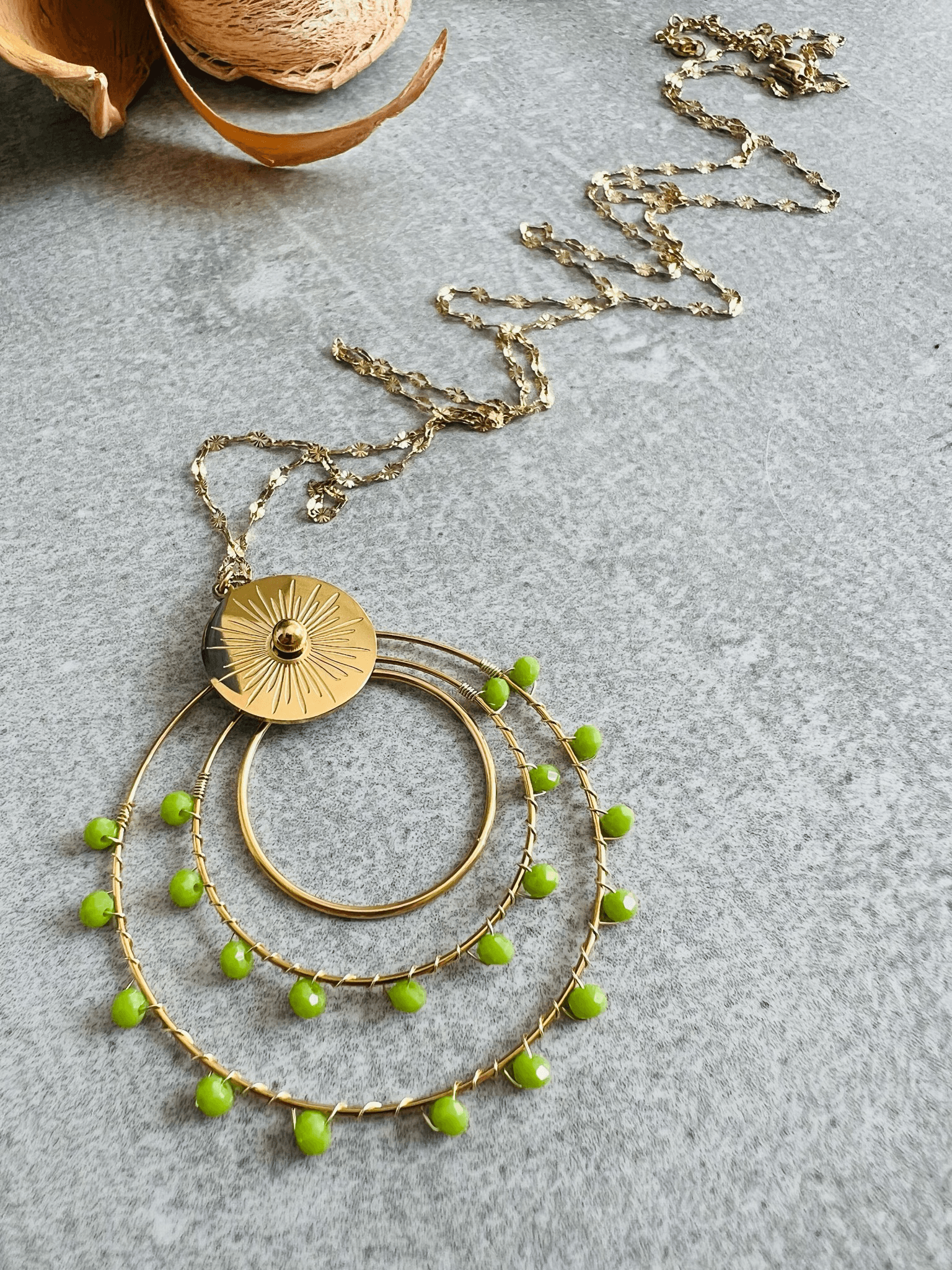 Collier BERTHE pendentif anneaux décorés de perles vert pomme - Créations Uniques