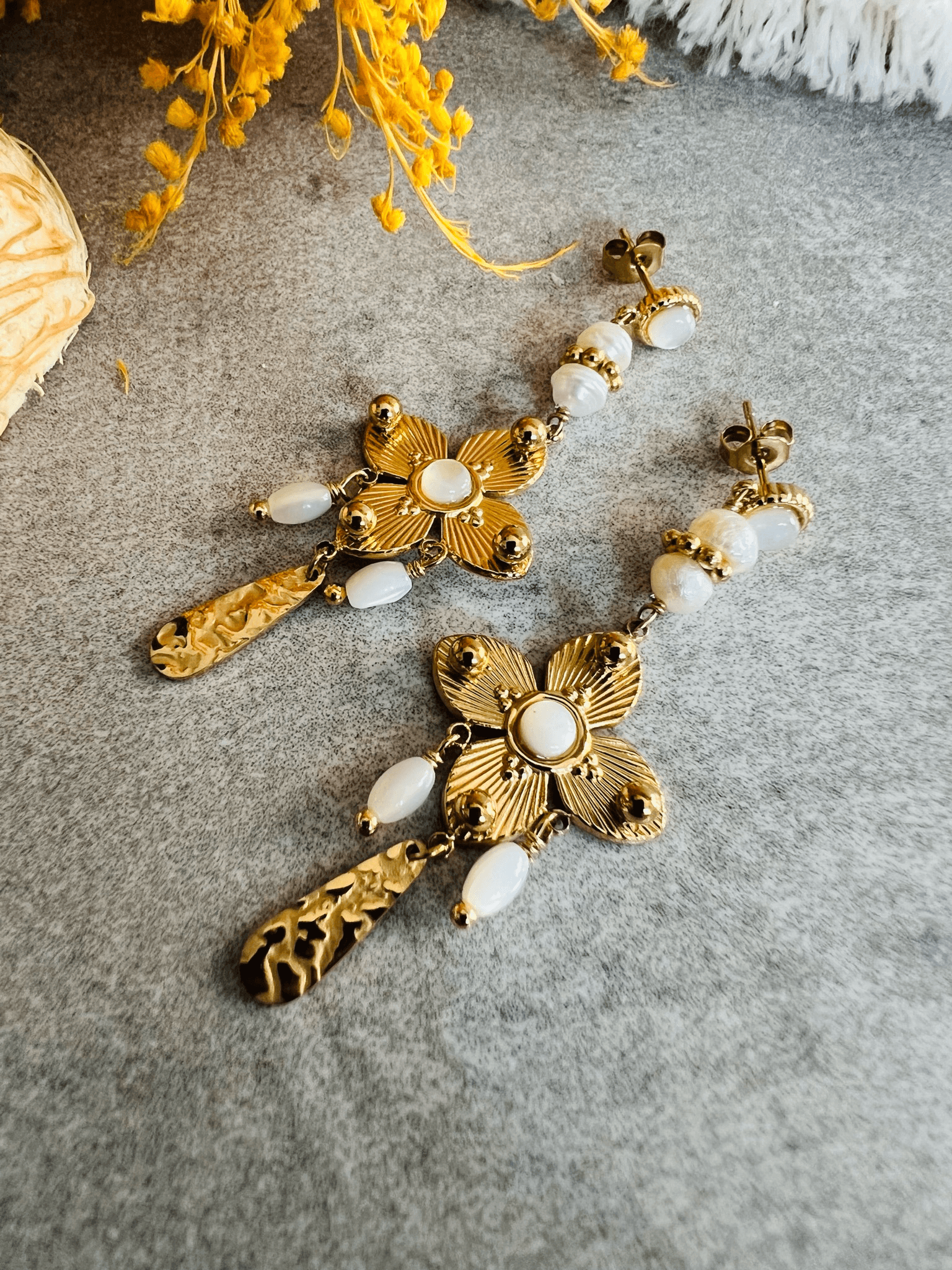 Boucles d’oreilles ANGELICA pendantes chic et discrètes blanches et dorées - Créations Uniques