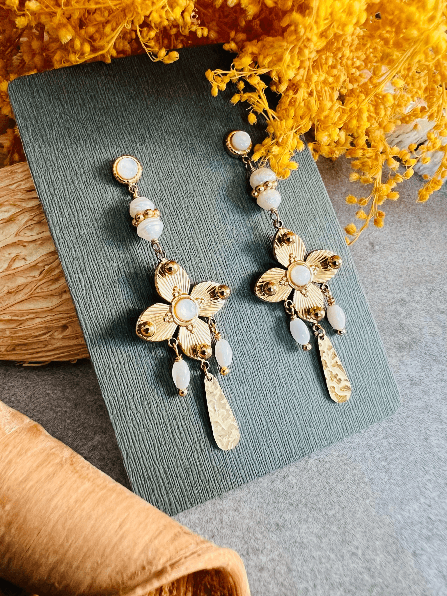 Boucles d’oreilles ANGELICA pendantes chic et discrètes blanches et dorées - Créations Uniques