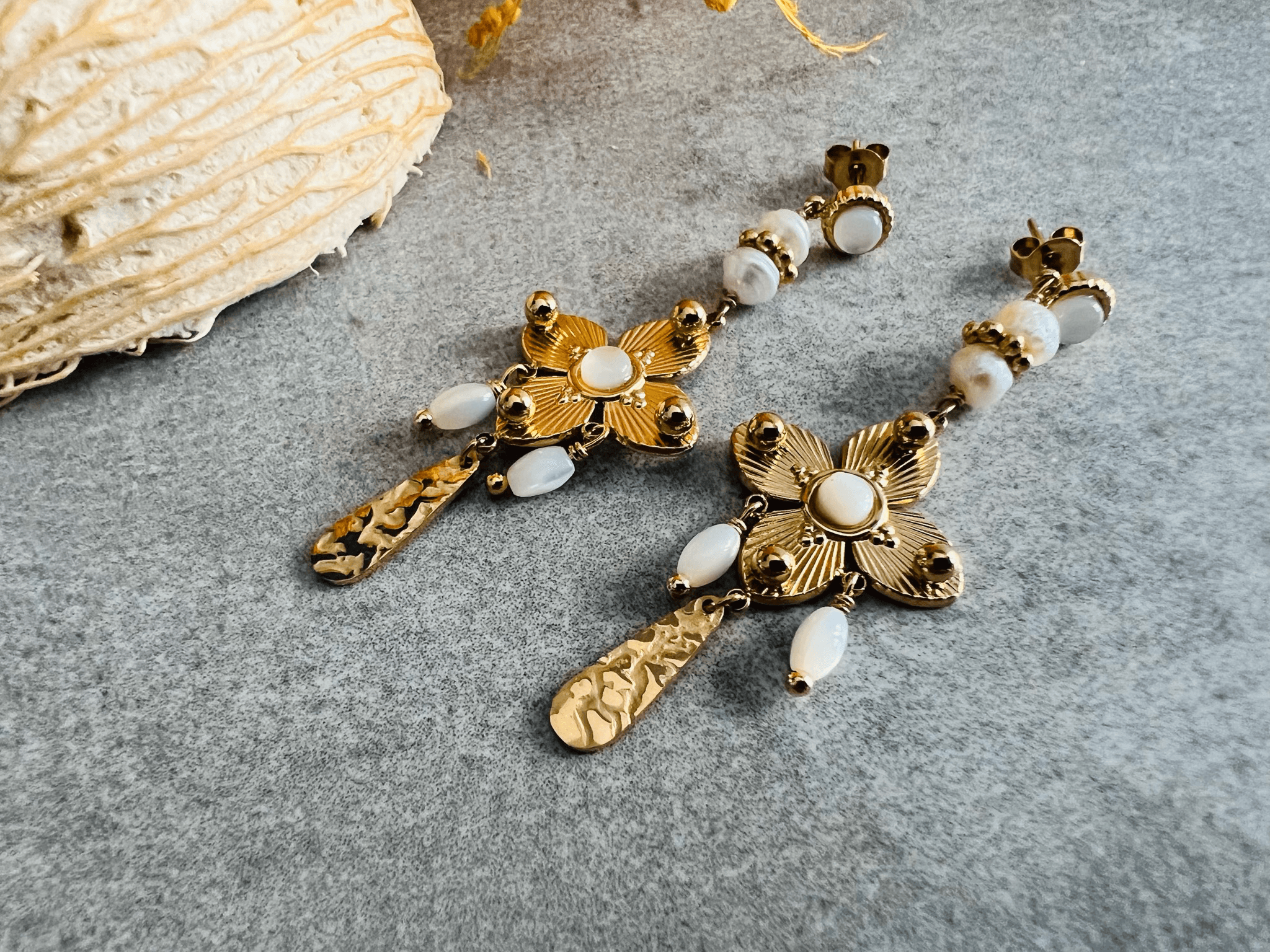 Boucles d’oreilles ANGELICA pendantes chic et discrètes blanches et dorées - Créations Uniques