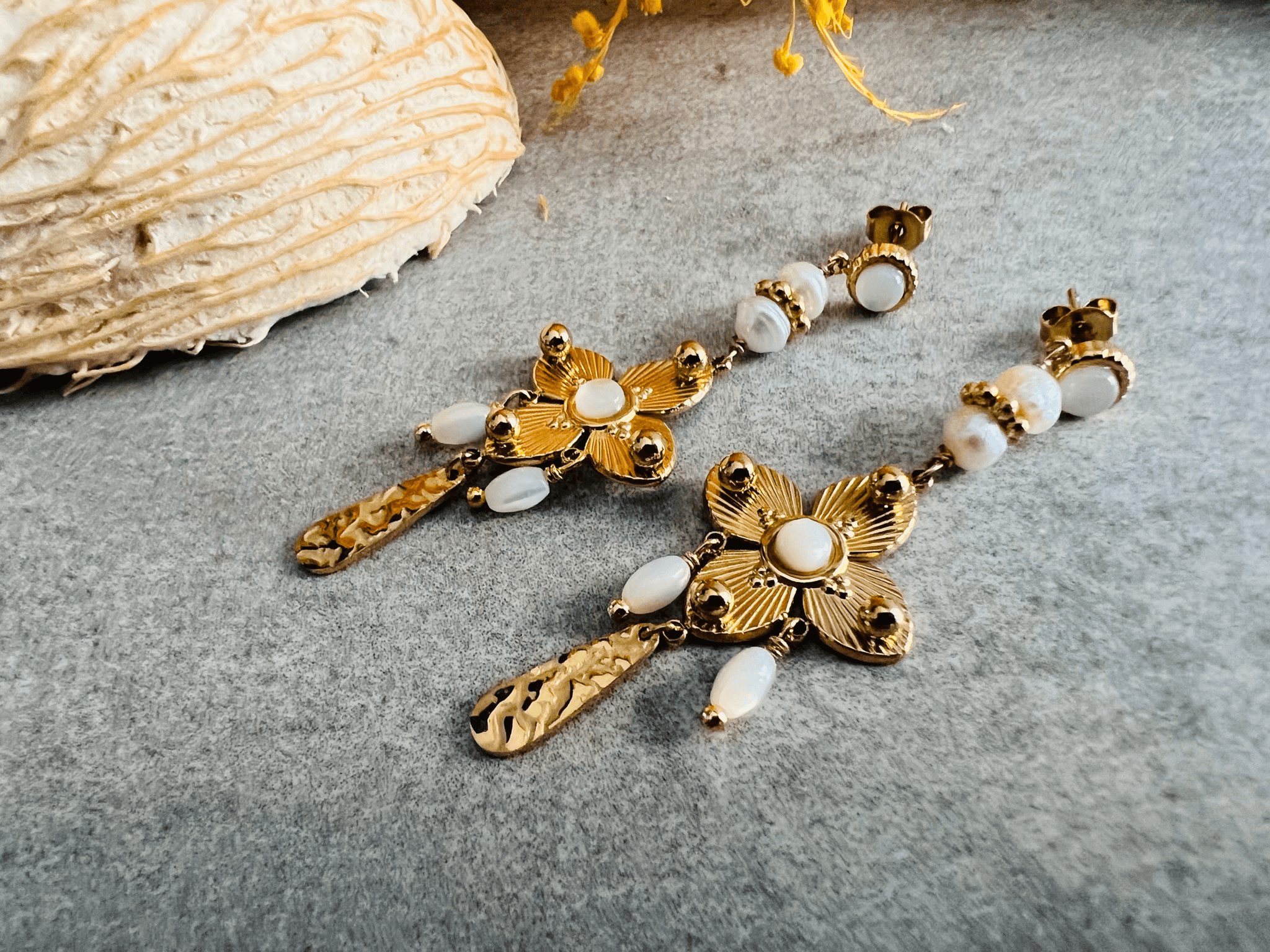 Boucles d’oreilles ANGELICA pendantes chic et discrètes blanches et dorées - Créations Uniques