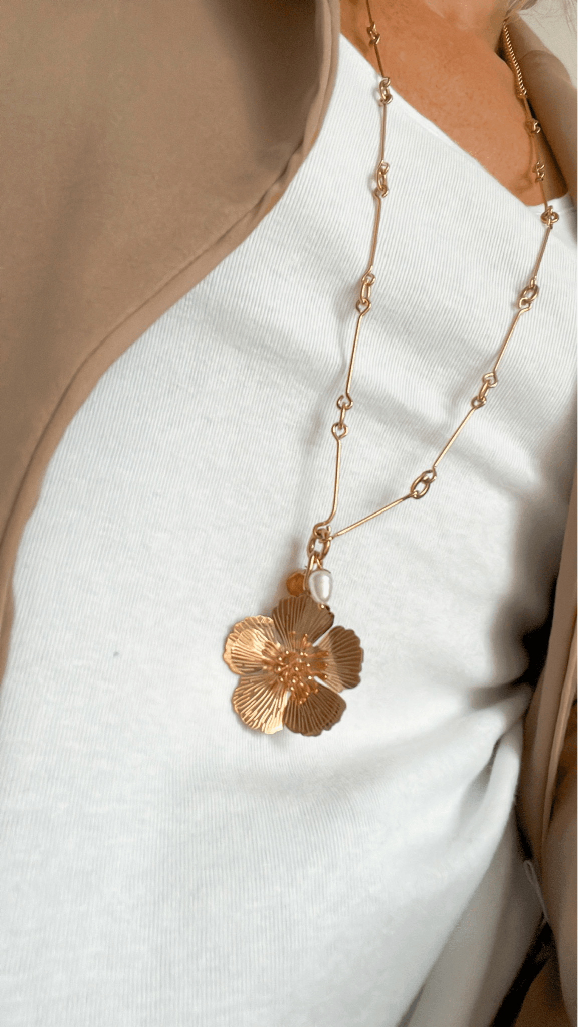 Collier MARILOU sautoir pendentif fleur dorée, perles blanc nacré - Créations Uniques