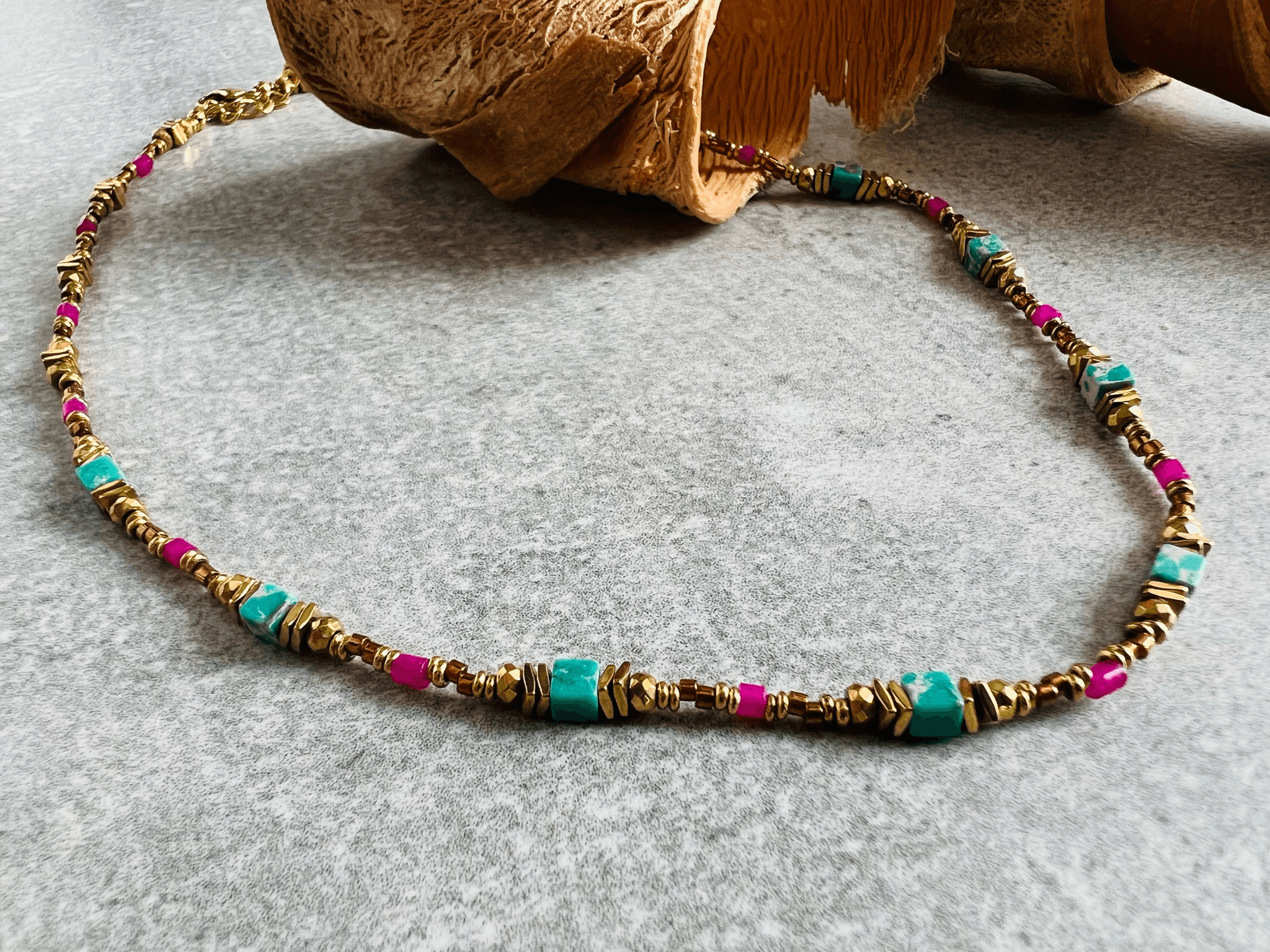 Collier KHIRA perles touche framboise - Créations Uniques