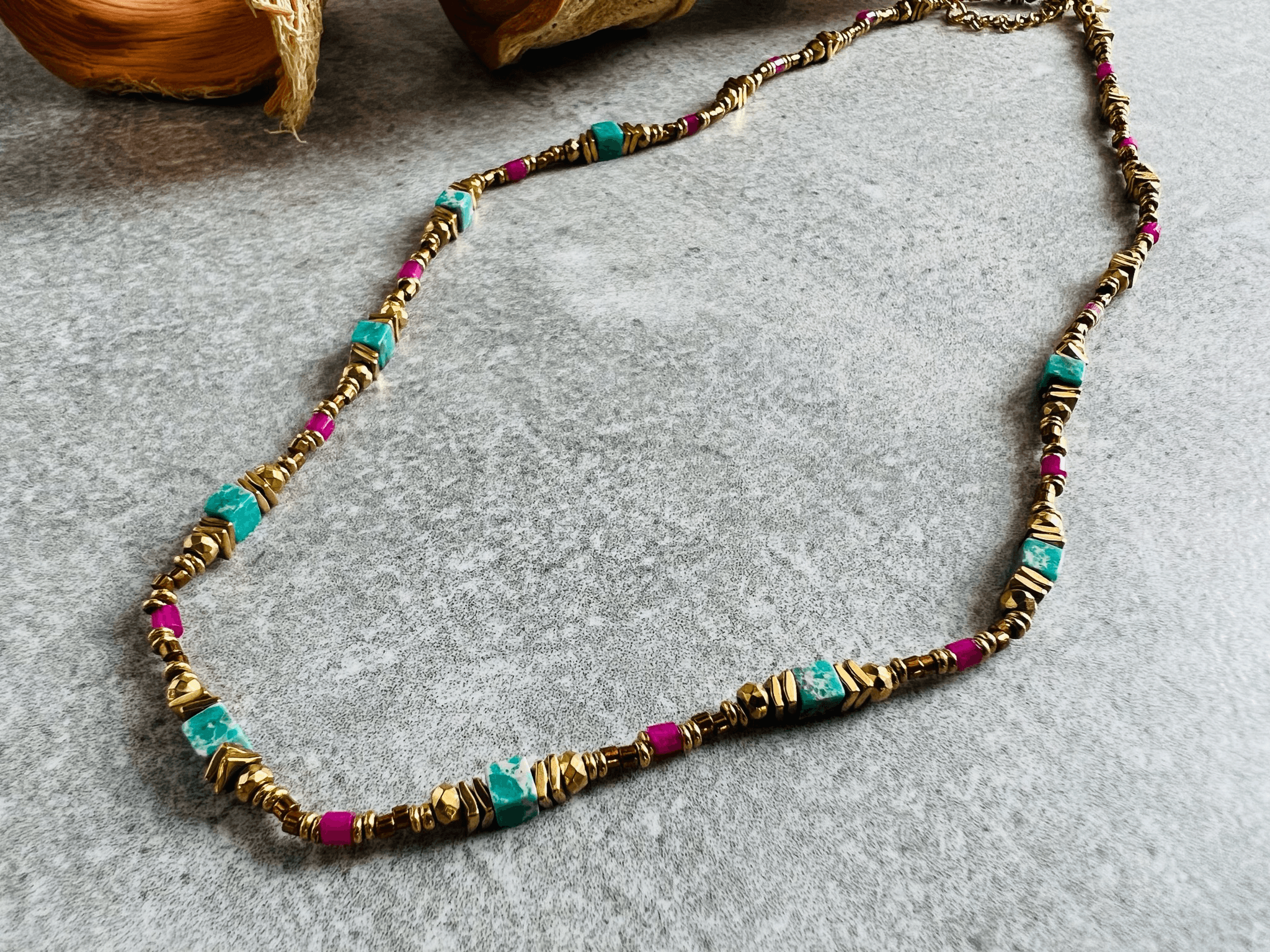 Collier KHIRA perles touche framboise - Créations Uniques