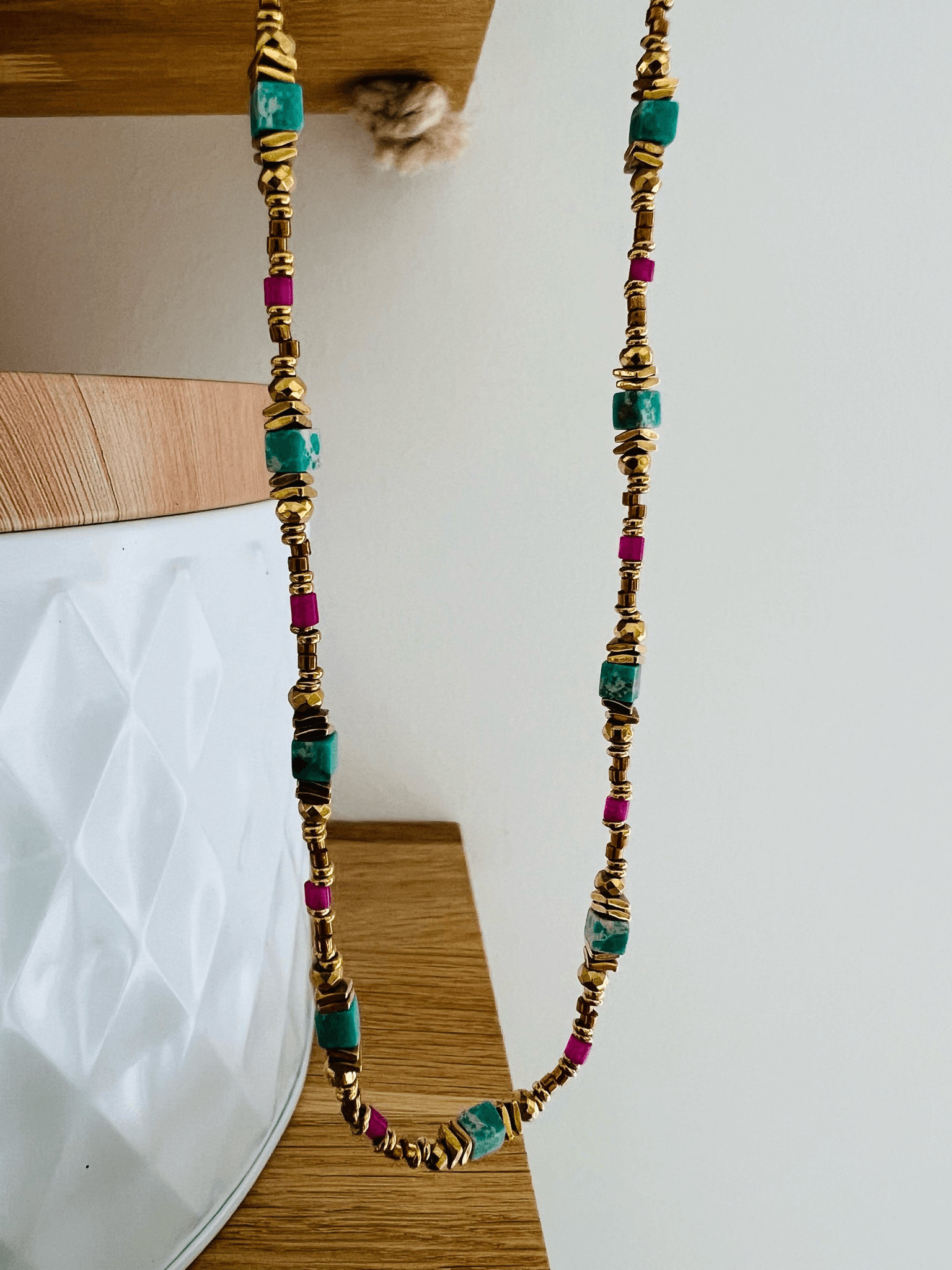 Collier KHIRA perles touche framboise - Créations Uniques