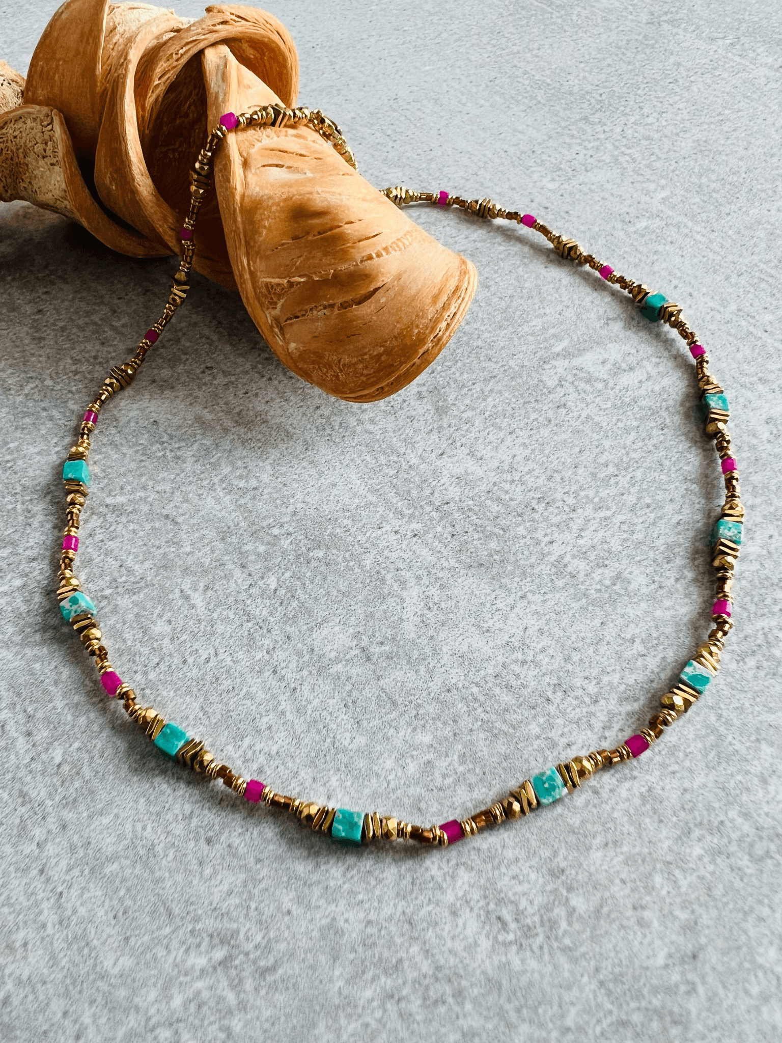 Collier KHIRA perles touche framboise - Créations Uniques