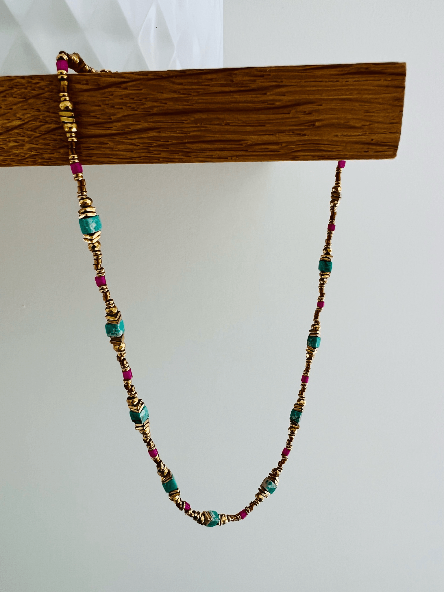 Collier KHIRA perles touche framboise - Créations Uniques