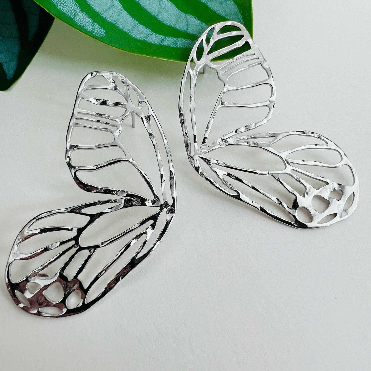 Boucles d’oreilles AMBRE ailes de papillons argentées - Créations Uniques