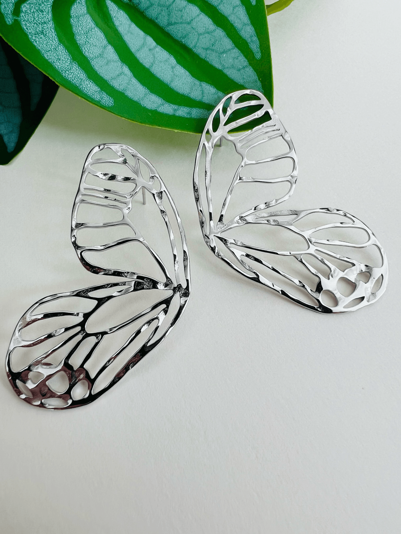 Boucles d’oreilles AMBRE ailes de papillons argentées - Créations Uniques