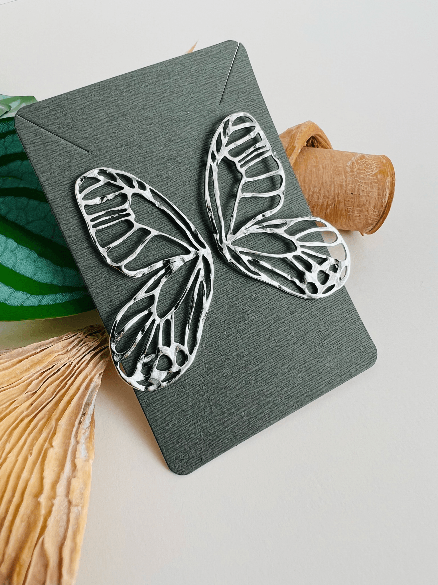 Boucles d’oreilles AMBRE ailes de papillons argentées - Créations Uniques