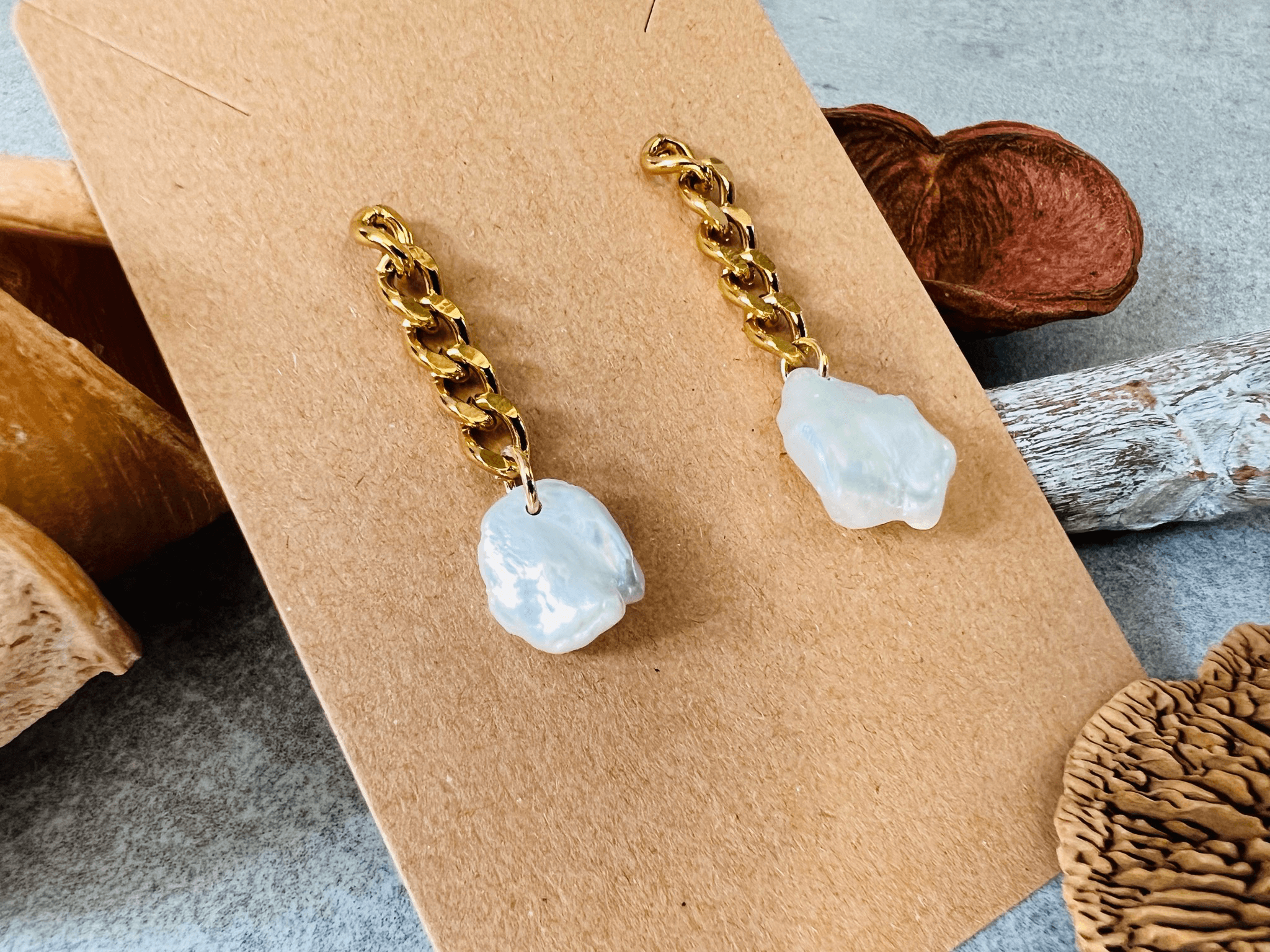 Boucles d’oreilles BRIANA maillons dorés et perles blanc nacré - Créations Uniques