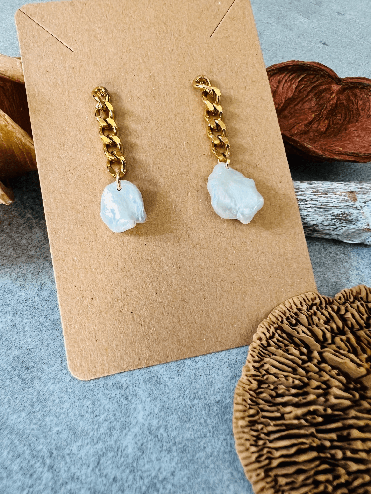Boucles d’oreilles BRIANA maillons dorés et perles blanc nacré - Créations Uniques