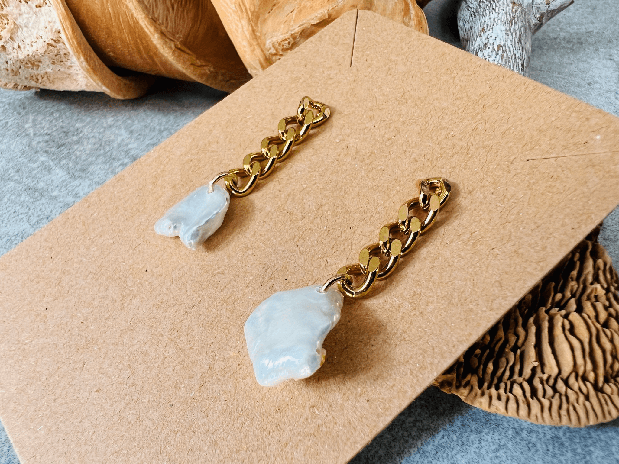 Boucles d’oreilles BRIANA maillons dorés et perles blanc nacré - Créations Uniques