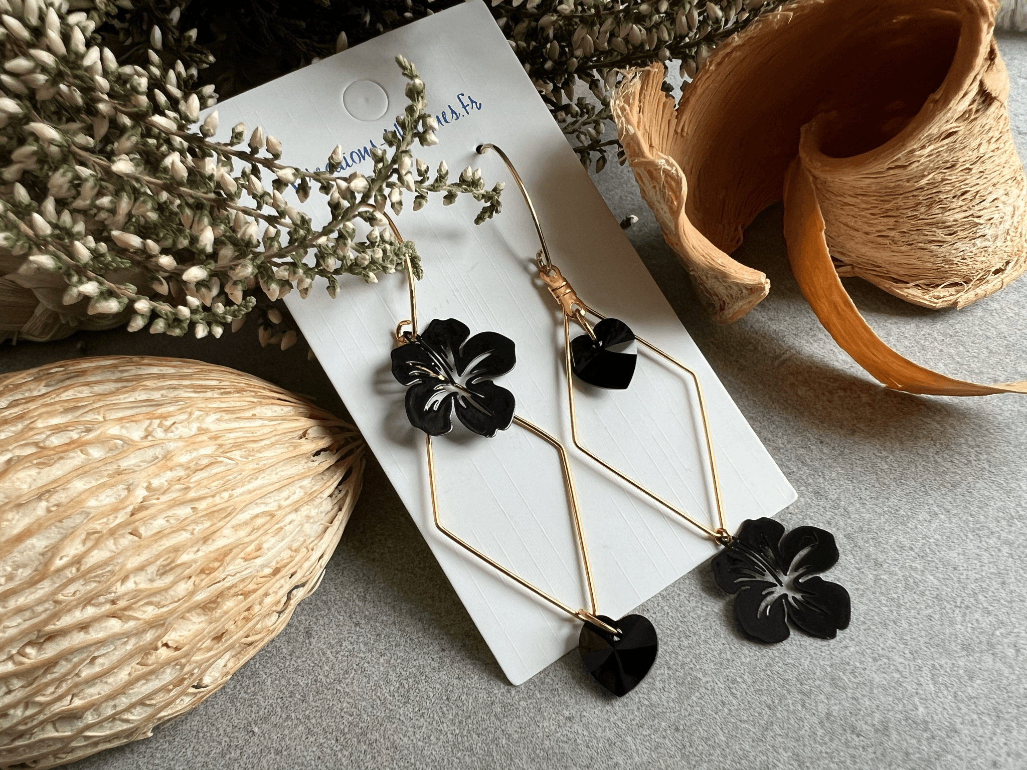 Boucles d’oreilles asymétriques MEY cœurs cristal noirs et fleurs hibiscus - Créations Uniques - Créations Uniques