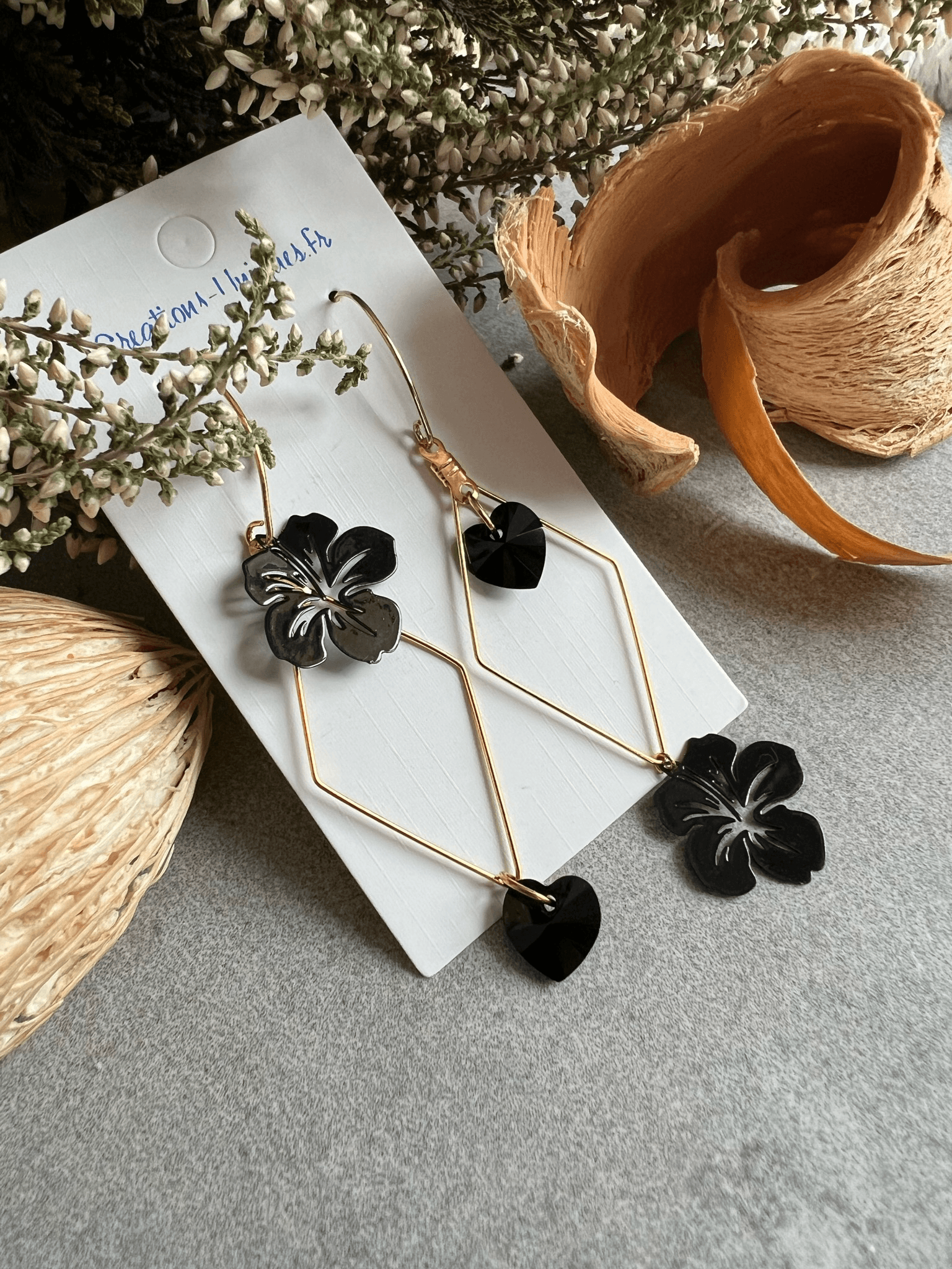 Boucles d’oreilles asymétriques MEY cœurs cristal noirs et fleurs hibiscus - Créations Uniques - Créations Uniques
