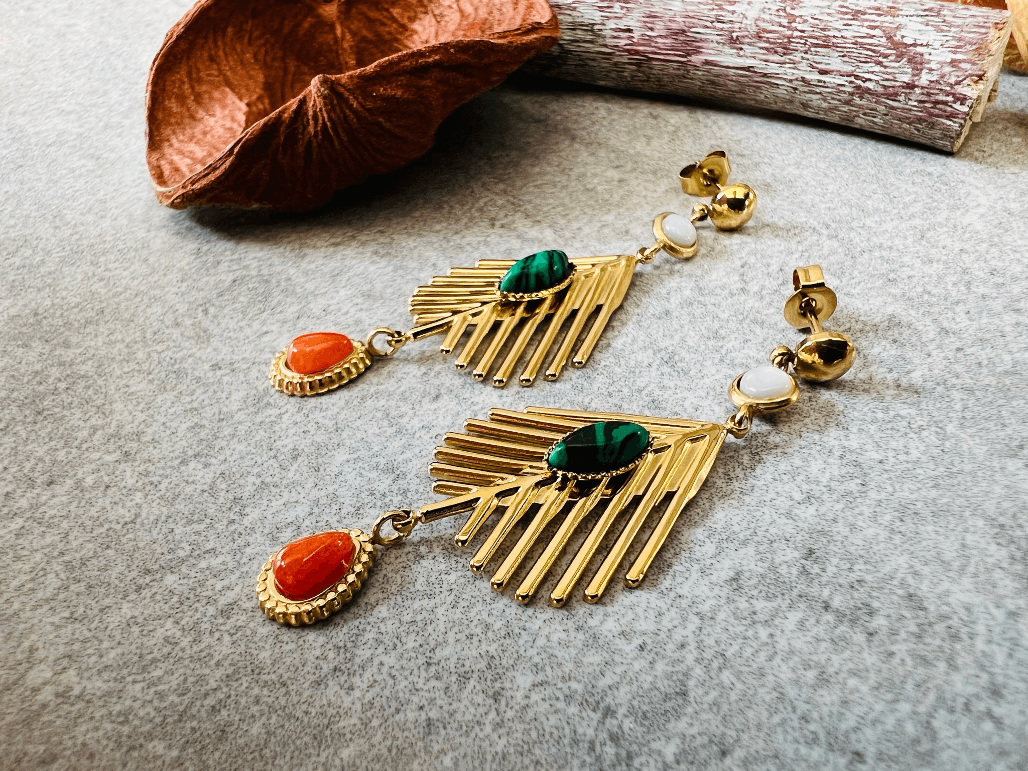 Boucles d’oreilles HILDA feuilles dorées touche de couleur - Créations Uniques