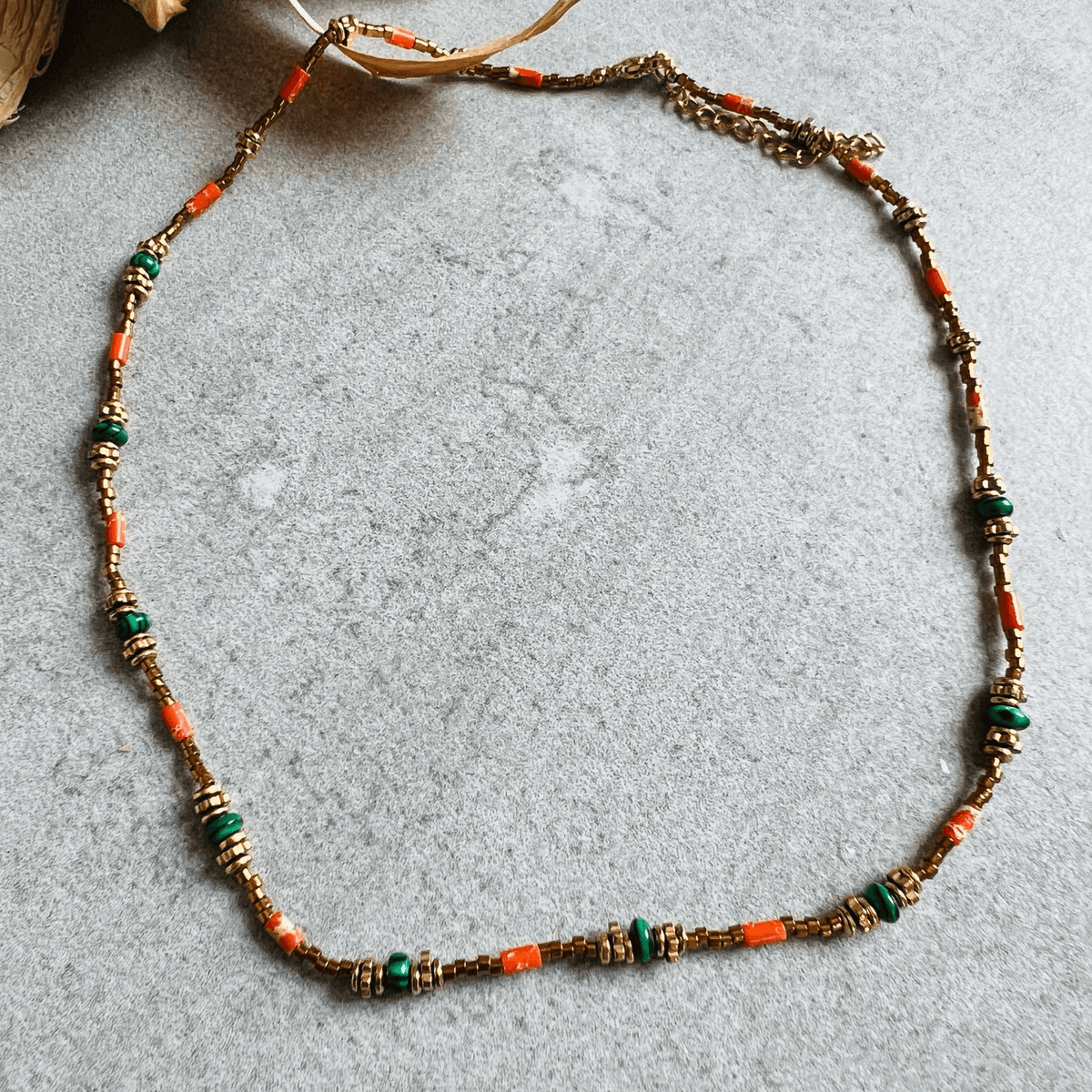 Collier KHIRA ras de cou vert orange - Créations Uniques