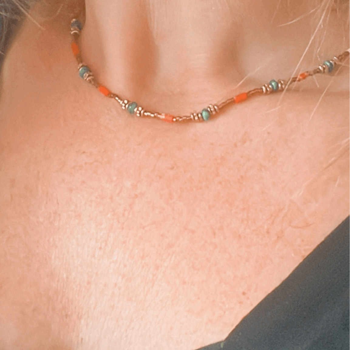 Collier KHIRA ras de cou vert orange - Créations Uniques