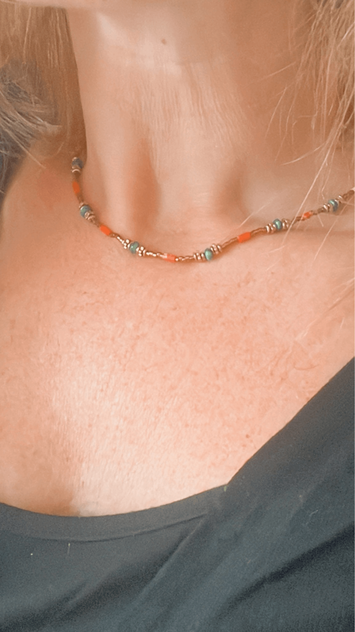 Collier KHIRA ras de cou vert orange - Créations Uniques