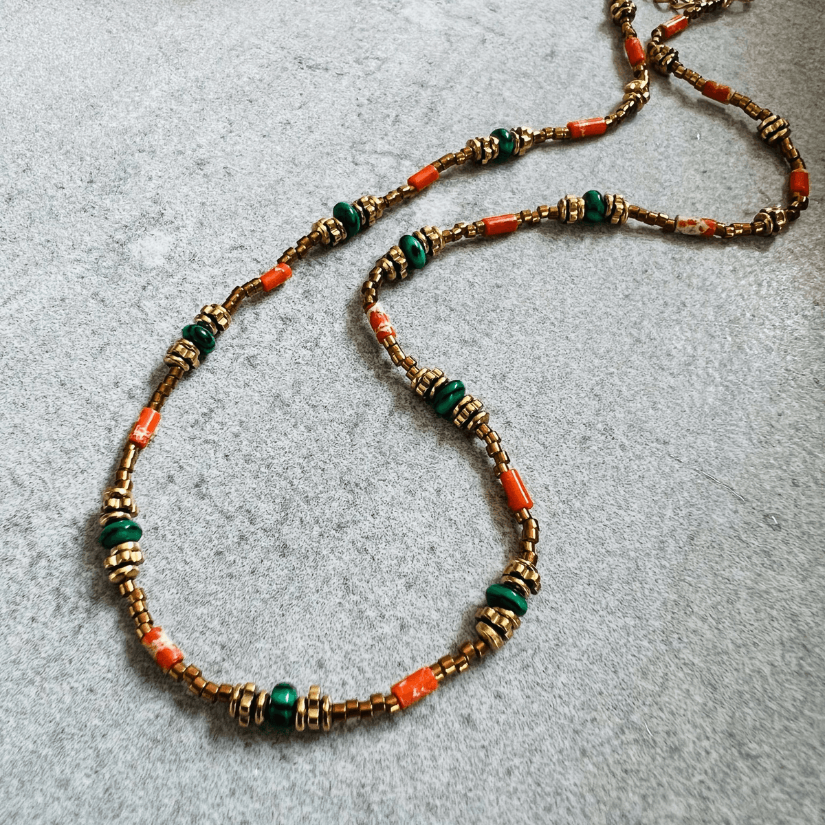 Collier KHIRA ras de cou vert orange - Créations Uniques