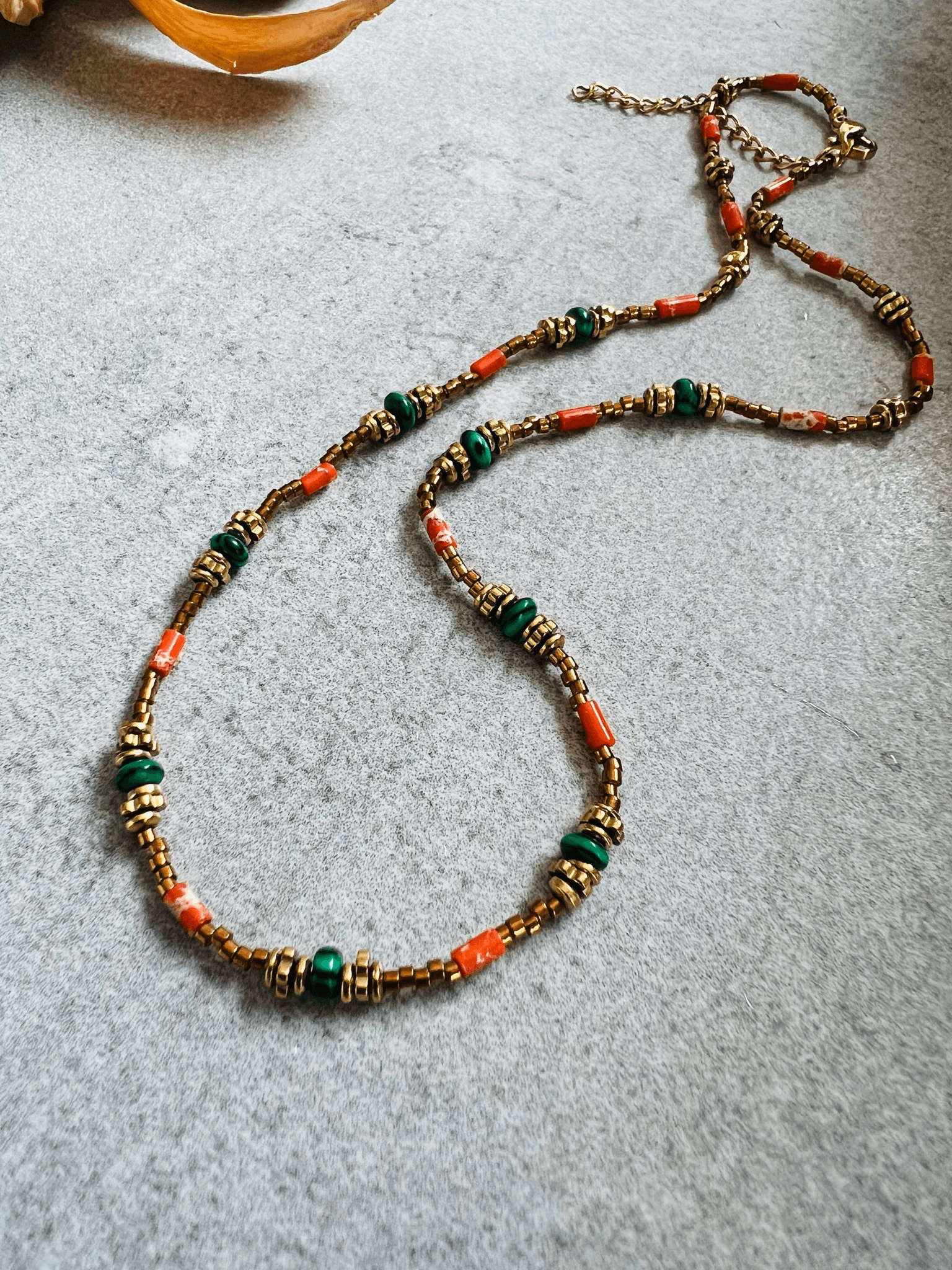 Collier KHIRA ras de cou vert orange - Créations Uniques