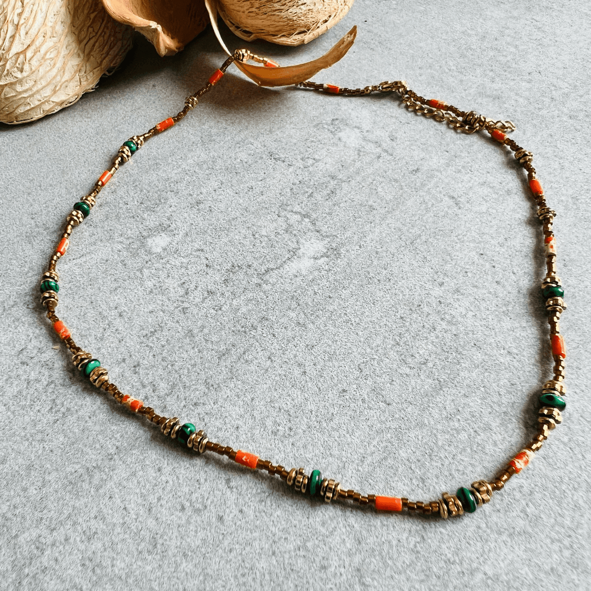 Collier KHIRA ras de cou vert orange - Créations Uniques
