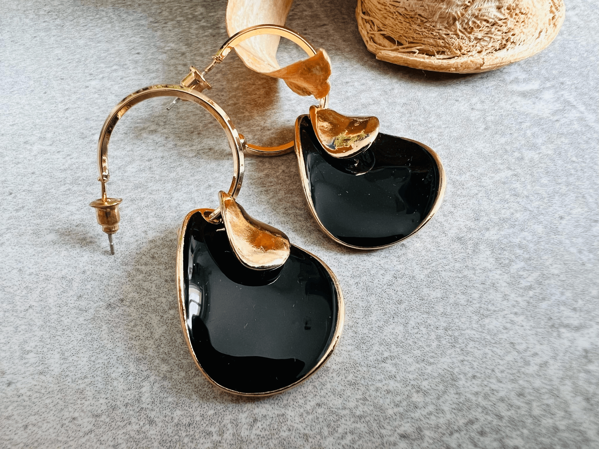 Boucles d’oreilles VICTORIA pampilles noires anneaux dorés - Créations Uniques