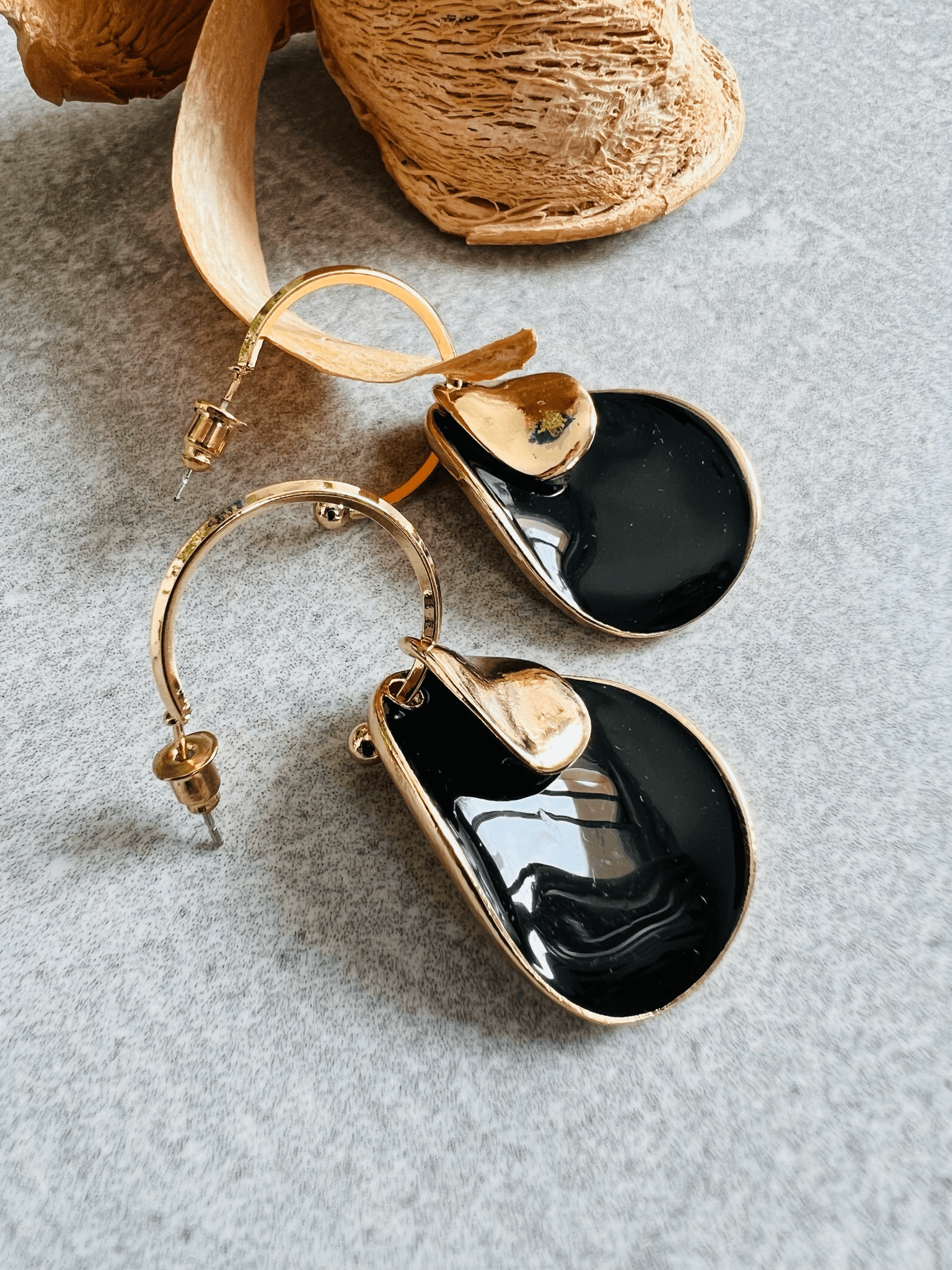 Boucles d’oreilles VICTORIA pampilles noires anneaux dorés - Créations Uniques