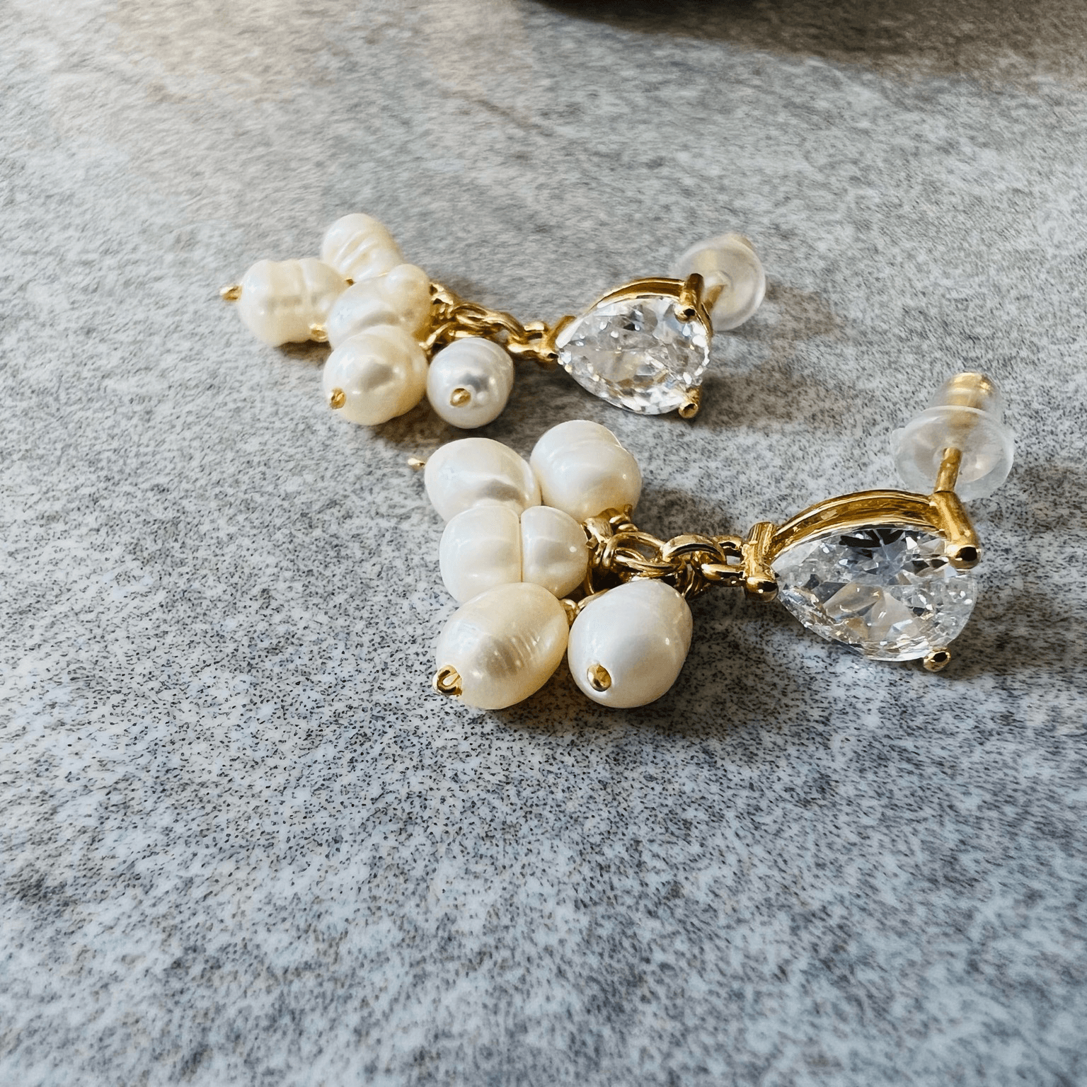 Boucles d’oreilles courtes KALEE perles eau douce blanc nacré clous brillants - Créations Uniques