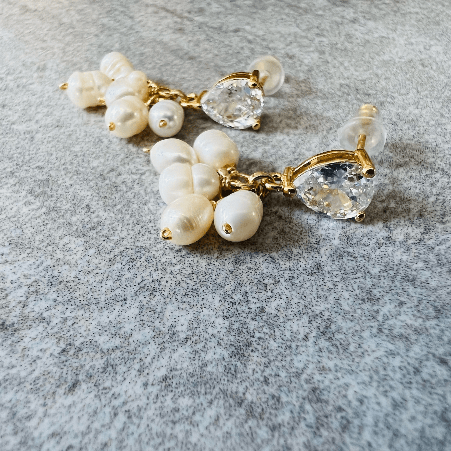 Boucles d’oreilles courtes KALEE perles eau douce blanc nacré clous brillants - Créations Uniques