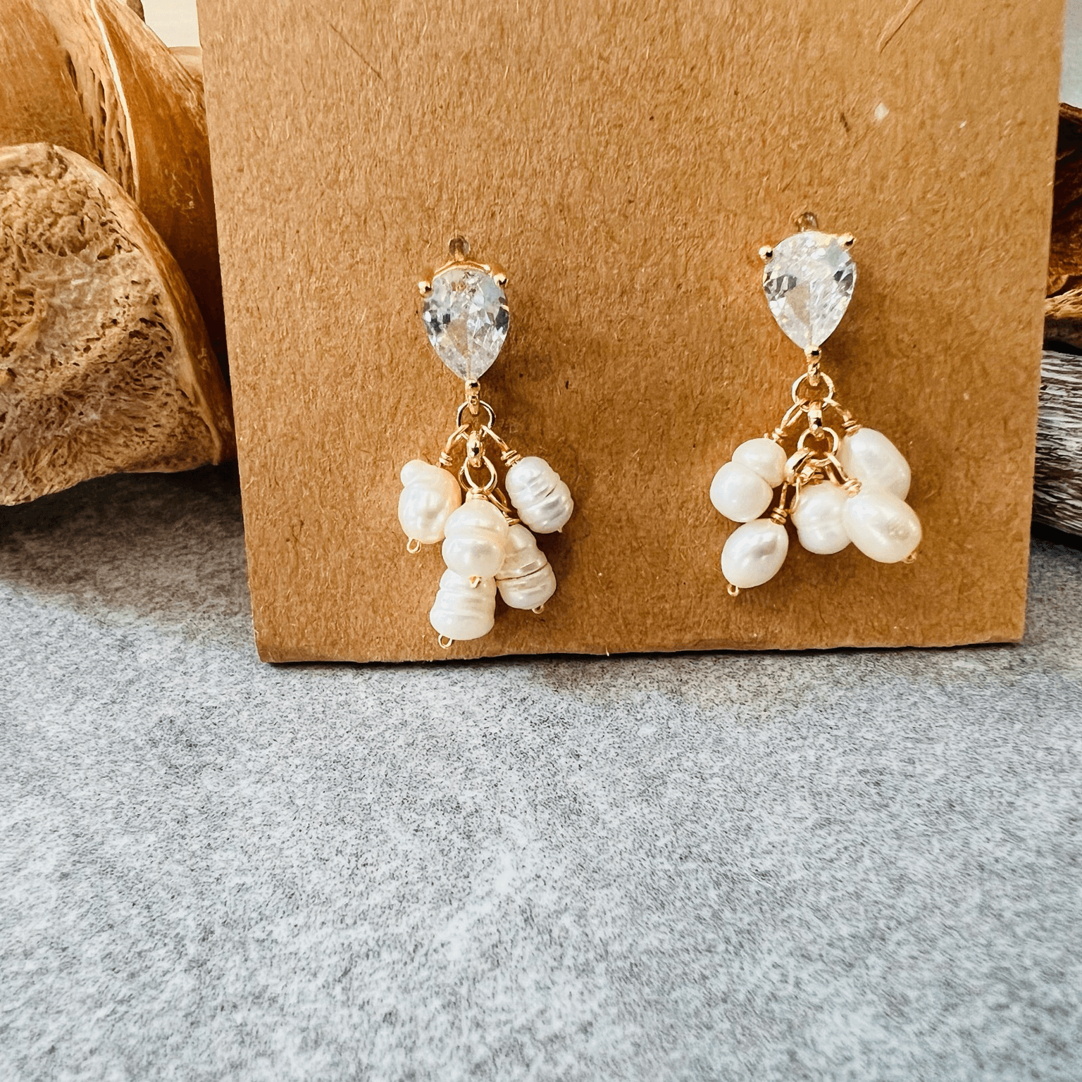 Boucles d’oreilles courtes KALEE perles eau douce blanc nacré clous brillants - Créations Uniques