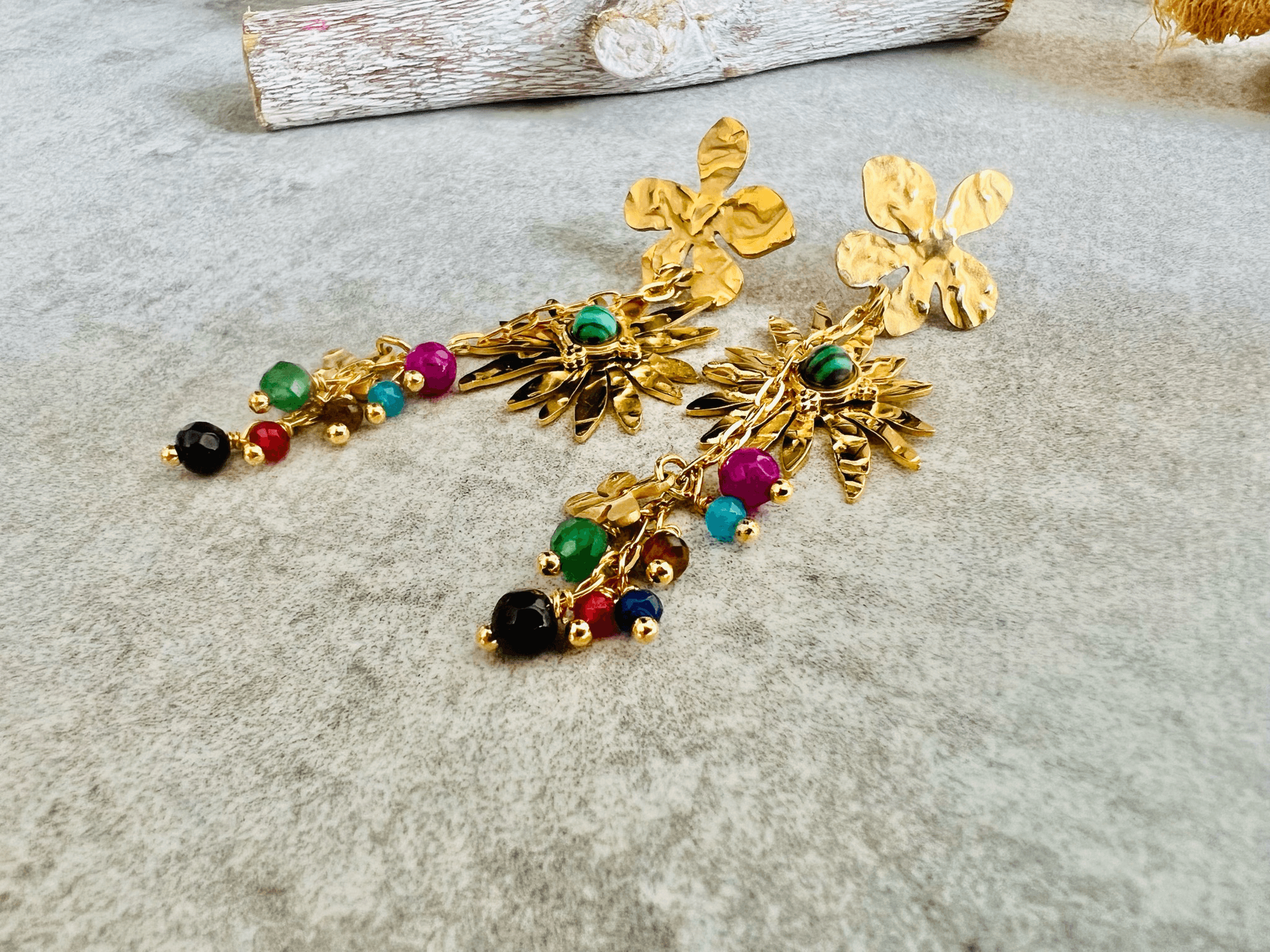 Boucles d’oreilles GWENDOLYN perles multicolores et feuillage doré - Créations Uniques