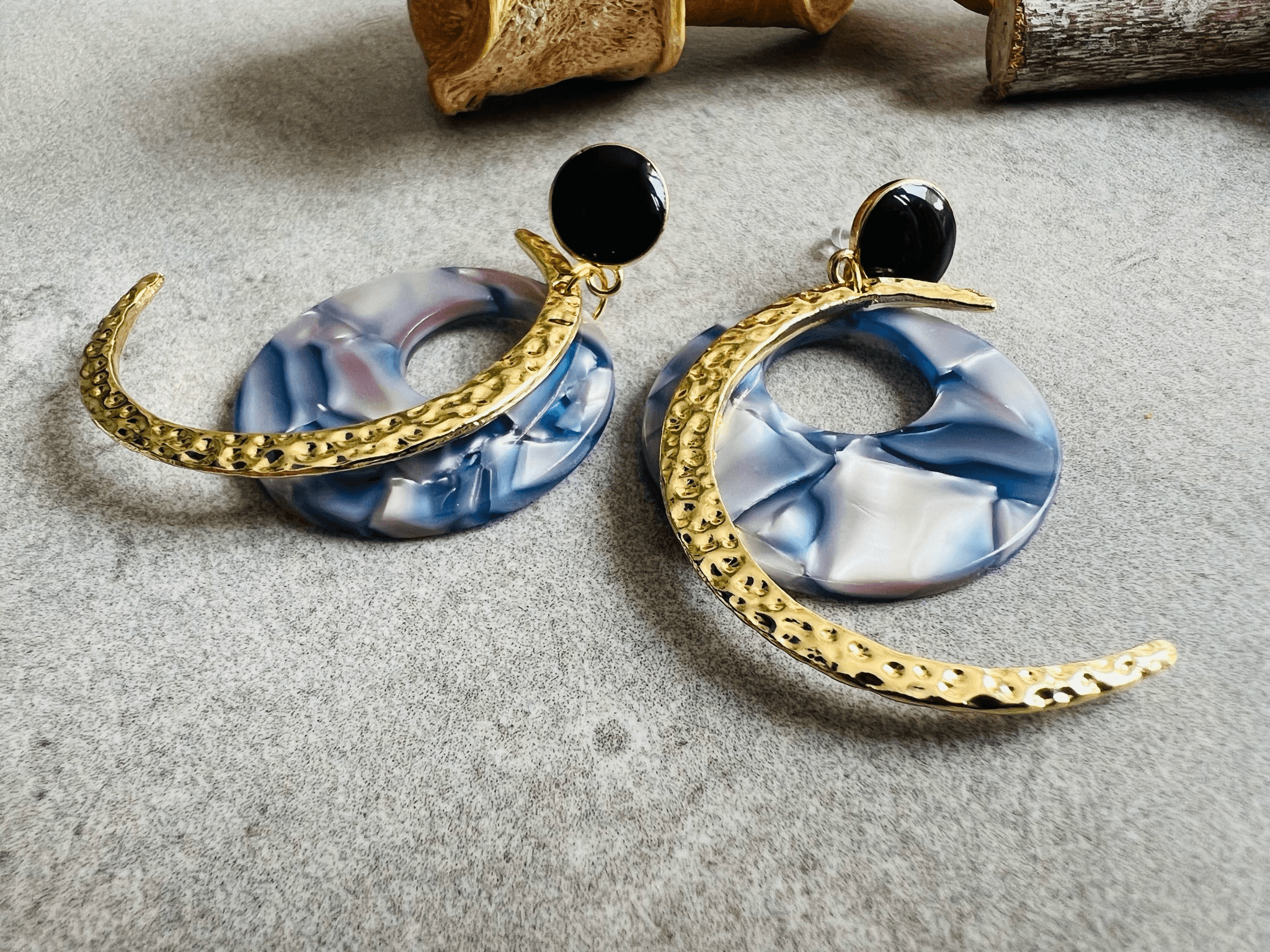 Boucles d’oreilles MACKENZIE lune dorée martelée et résine bleue - Créations Uniques - Créations Uniques