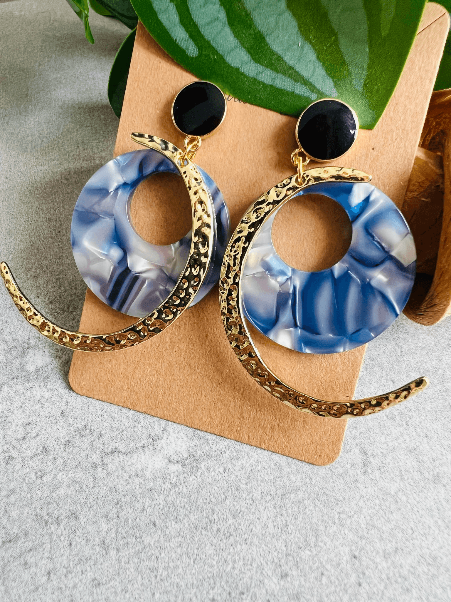 Boucles d’oreilles MACKENZIE lune dorée martelée et résine bleue - Créations Uniques - Créations Uniques