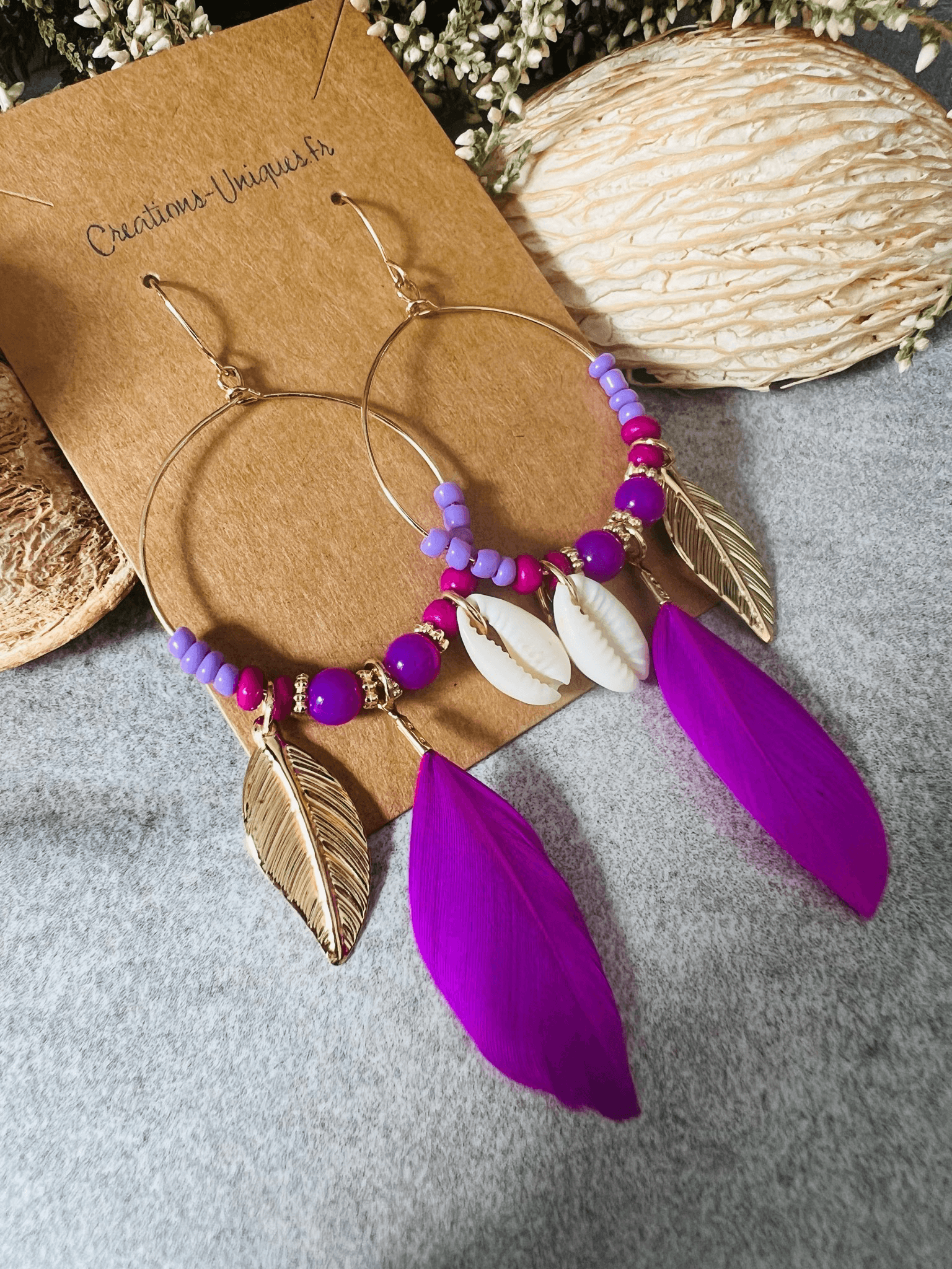 Boucles d’oreilles DAKOTA coquillages grain de café, perles et plumes violettes - Créations Uniques - Créations Uniques