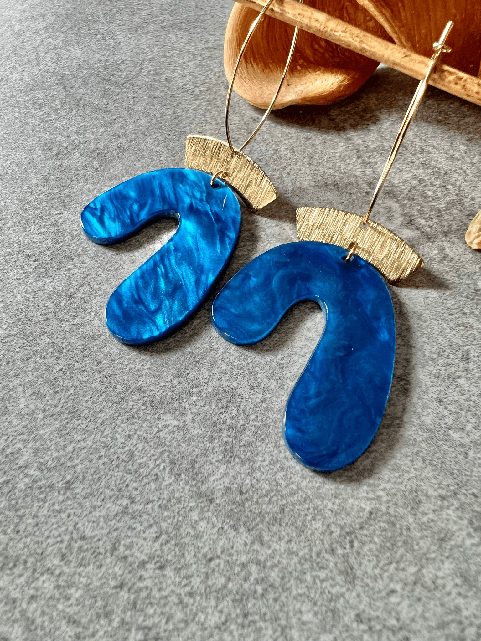 Boucles d’oreilles MURPHY résine bleue anneaux ovales - Créations Uniques - Créations Uniques