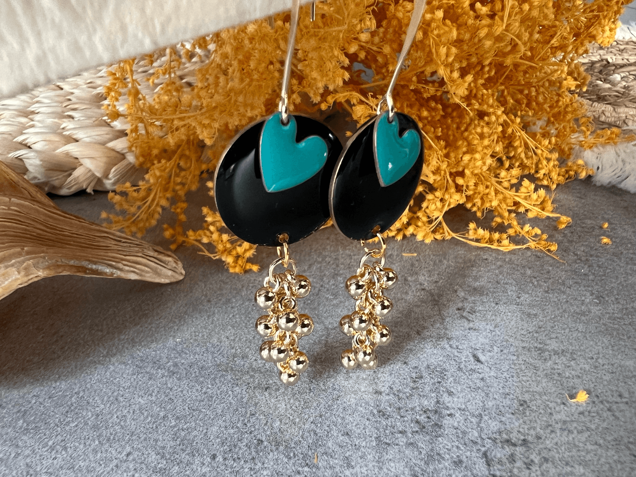 Boucles d’oreilles INDILA grapes de perles dorées intercalaires noirs résine epoxy et cœurs turquoise - Créations Uniques - Créations Uniques