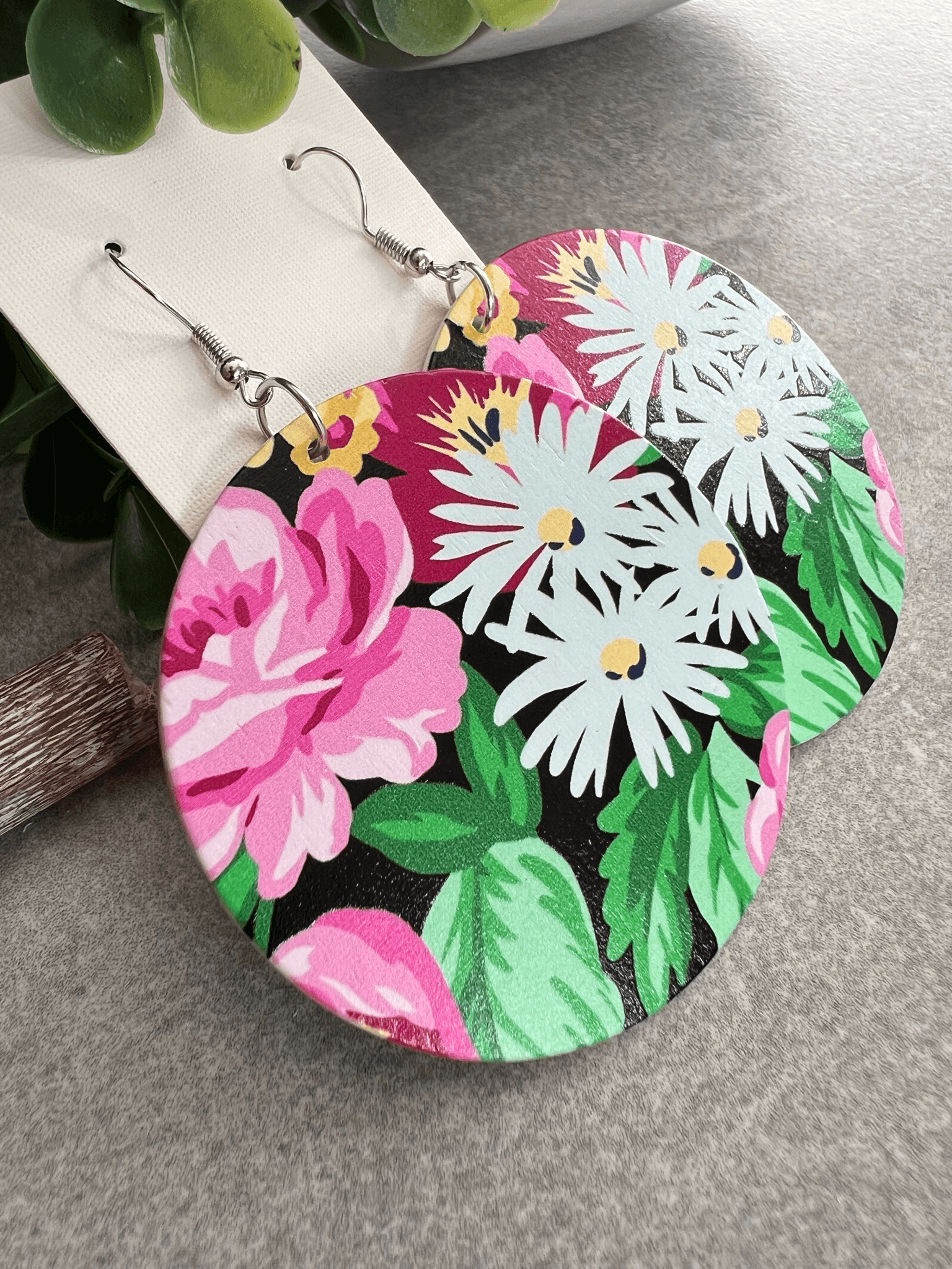 Boucles d’oreilles DEMI ronds en bois motif fleuri rose et blanc - Créations Uniques