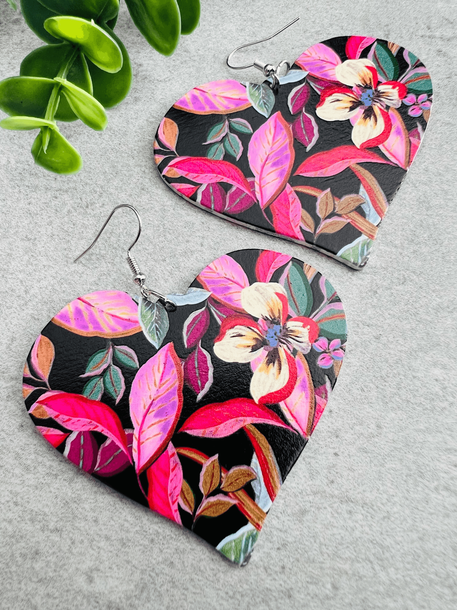 Boucles d’oreilles LAURENE cœurs bois motif feuilles roses - Créations Uniques