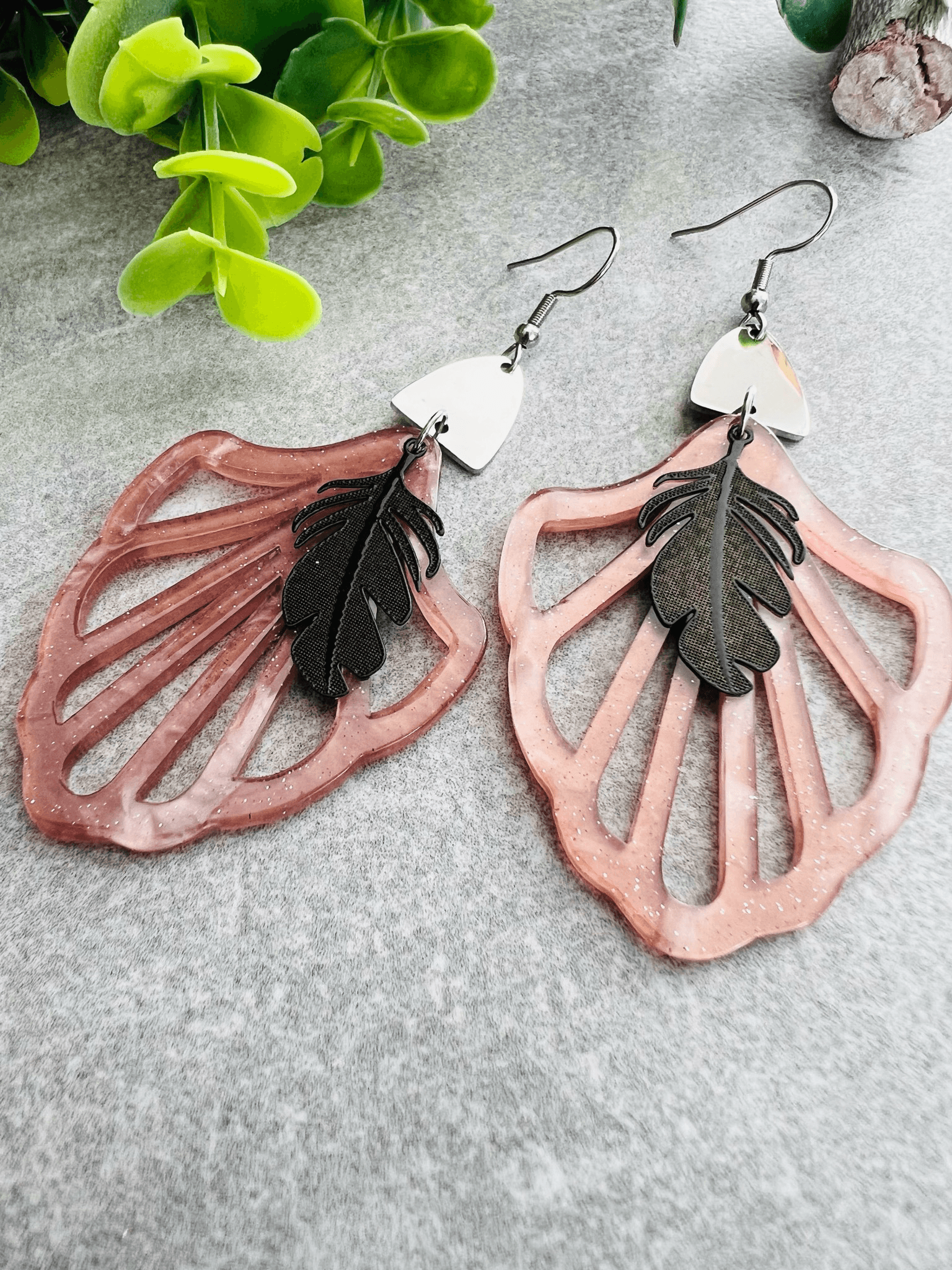 Boucles d’oreilles MYLA résine taupe et déco plumes noires - Créations Uniques