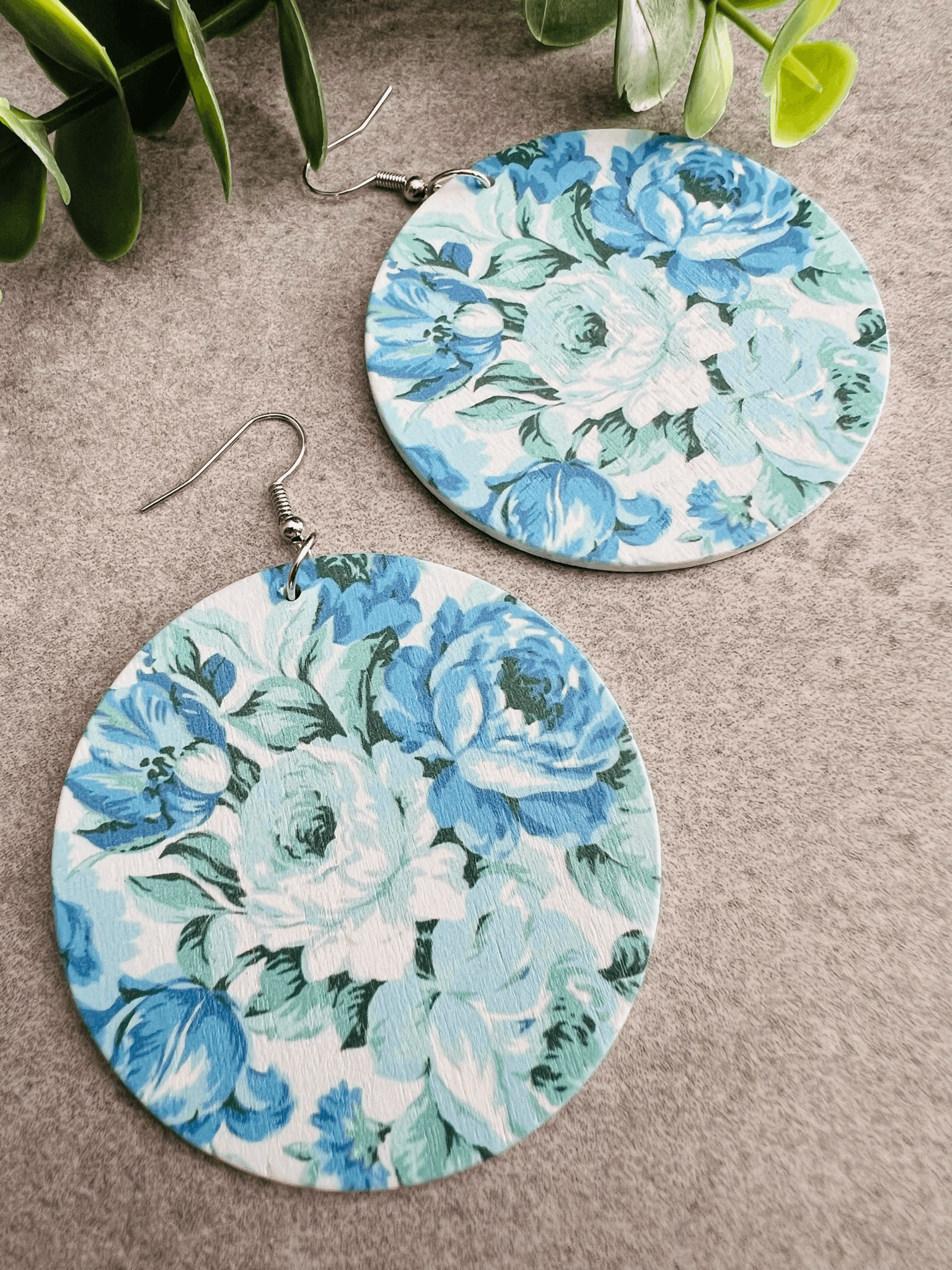 Boucles d’oreilles bois ALBANE motif fleuri bleu ciel - Créations Uniques - Créations Uniques
