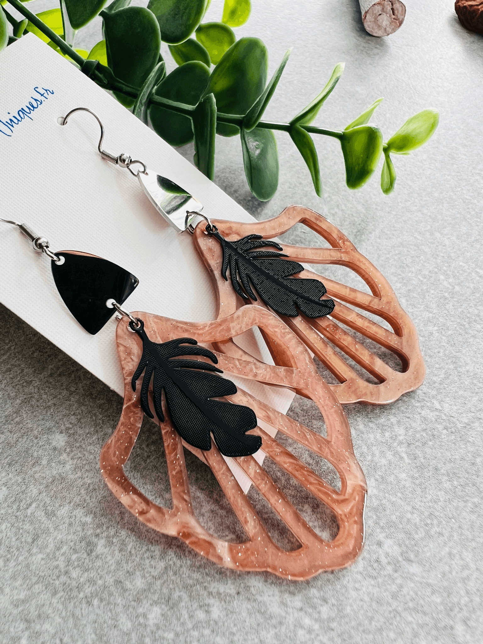 Boucles d’oreilles MYLA résine taupe et déco plumes noires - Créations Uniques