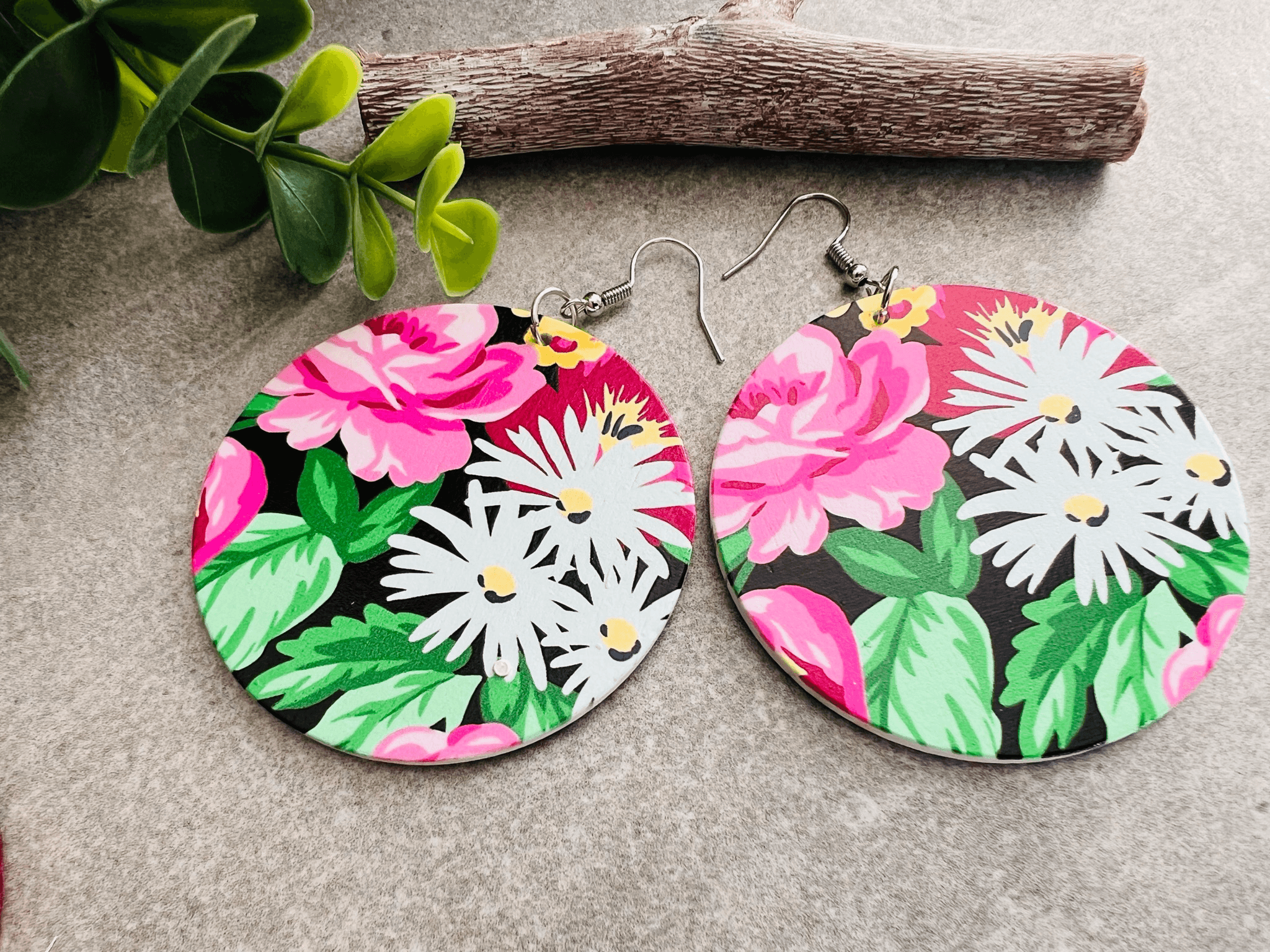 Boucles d’oreilles DEMI ronds en bois motif fleuri rose et blanc - Créations Uniques