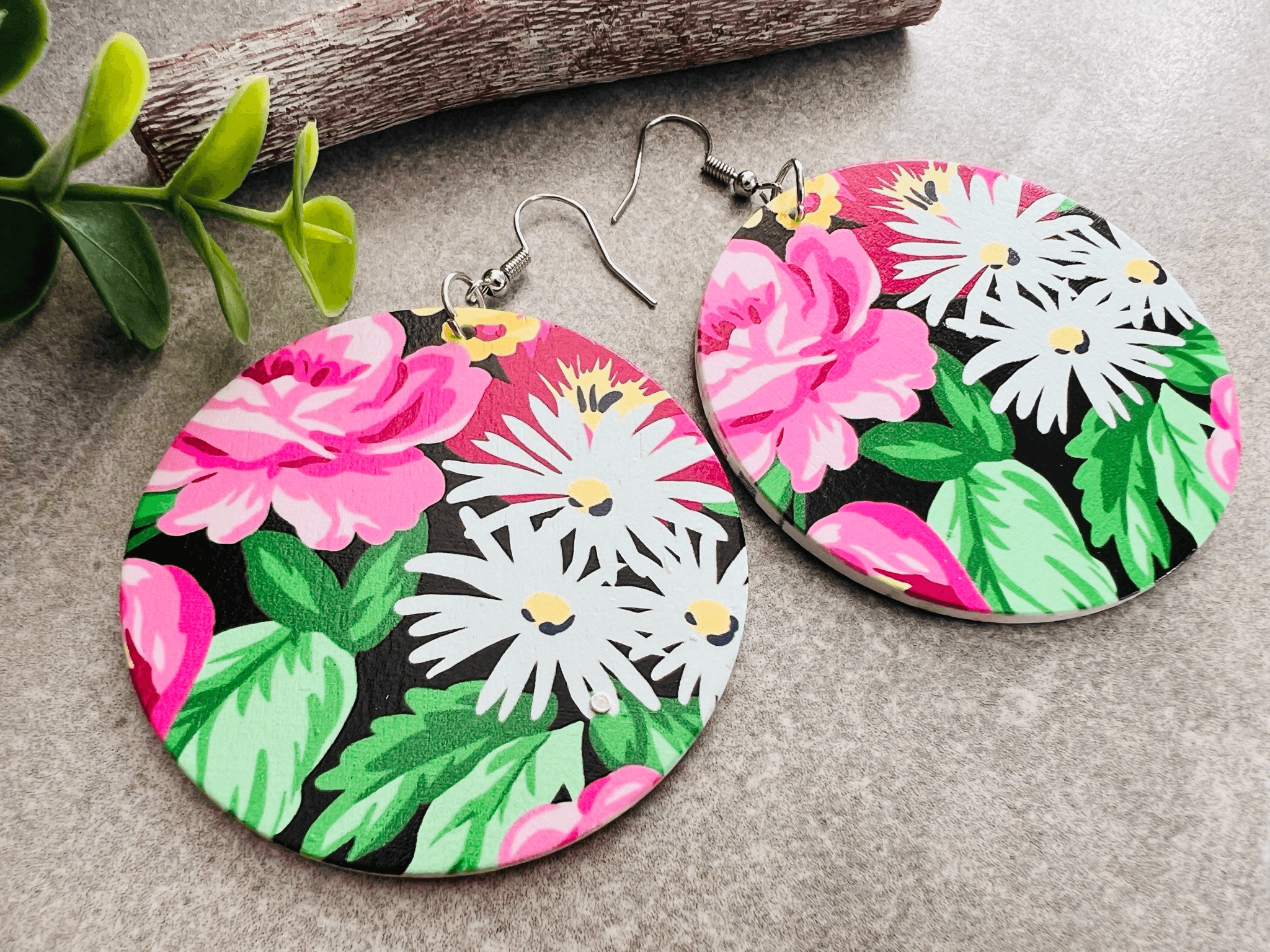 Boucles d’oreilles DEMI ronds en bois motif fleuri rose et blanc - Créations Uniques